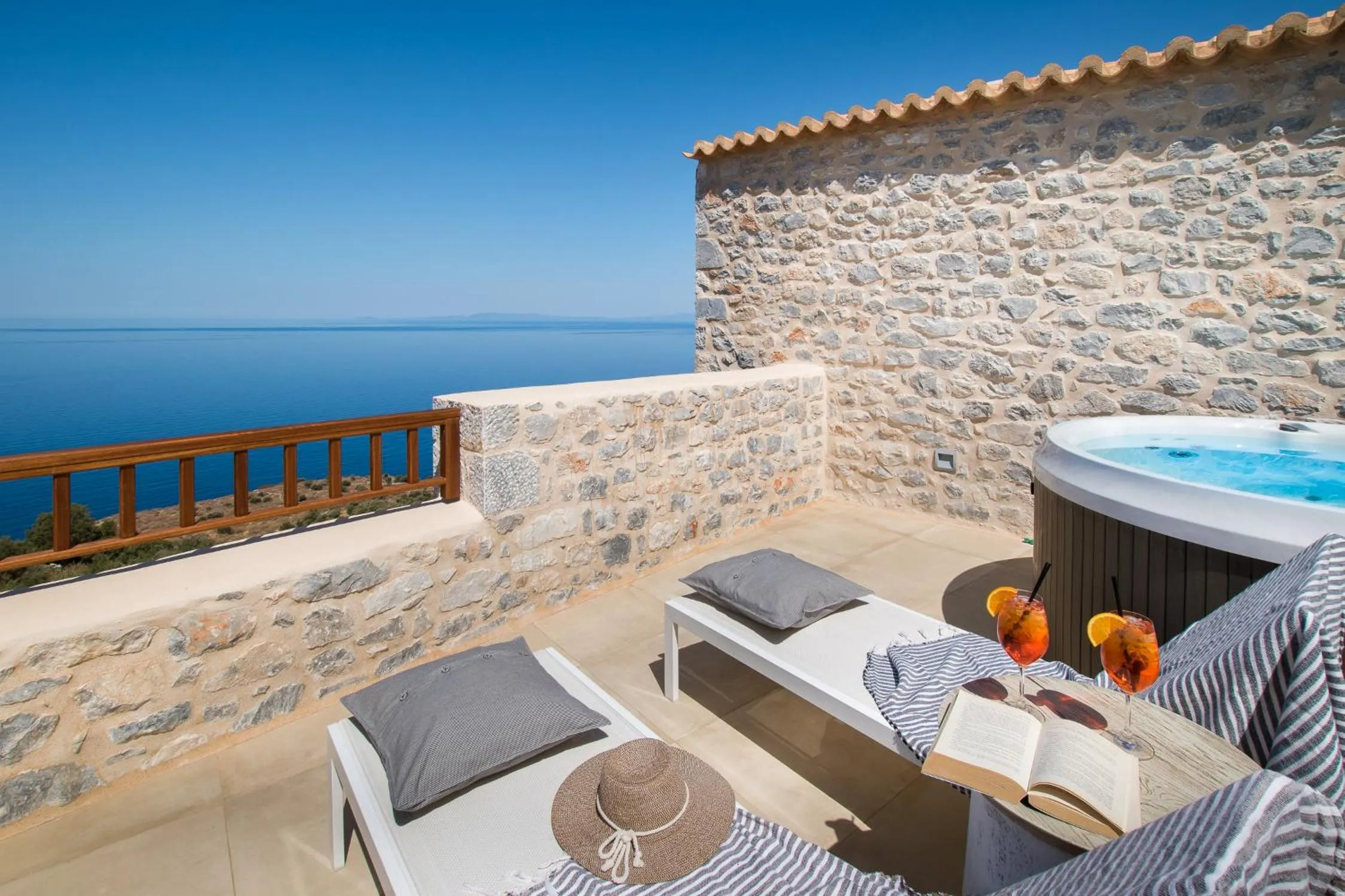 BASSA MAINA Villas & Suites