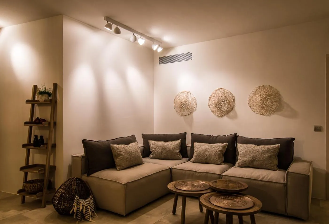 BASSA MAINA Villas & Suites