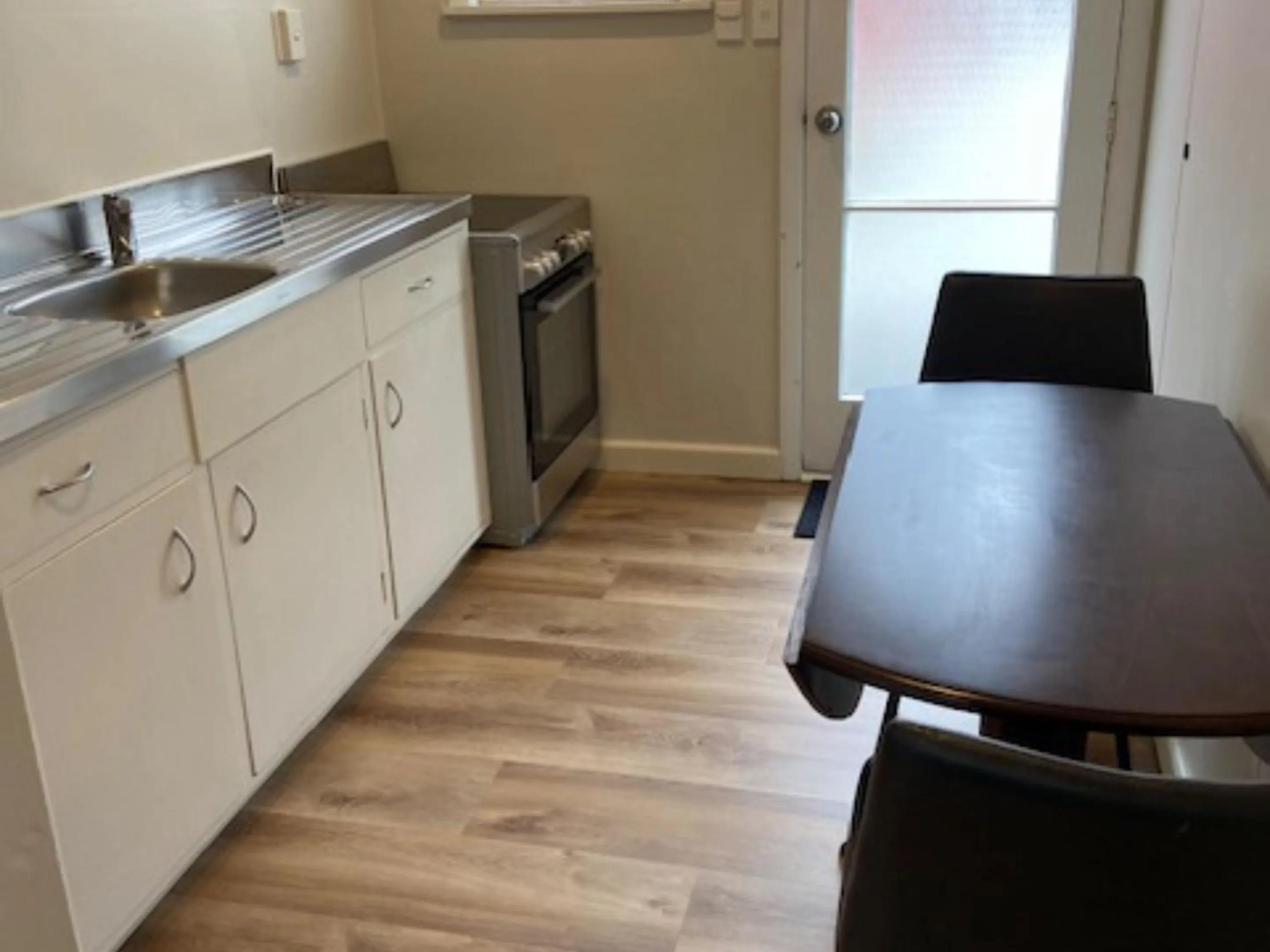 kitchen in Balmoral Motel