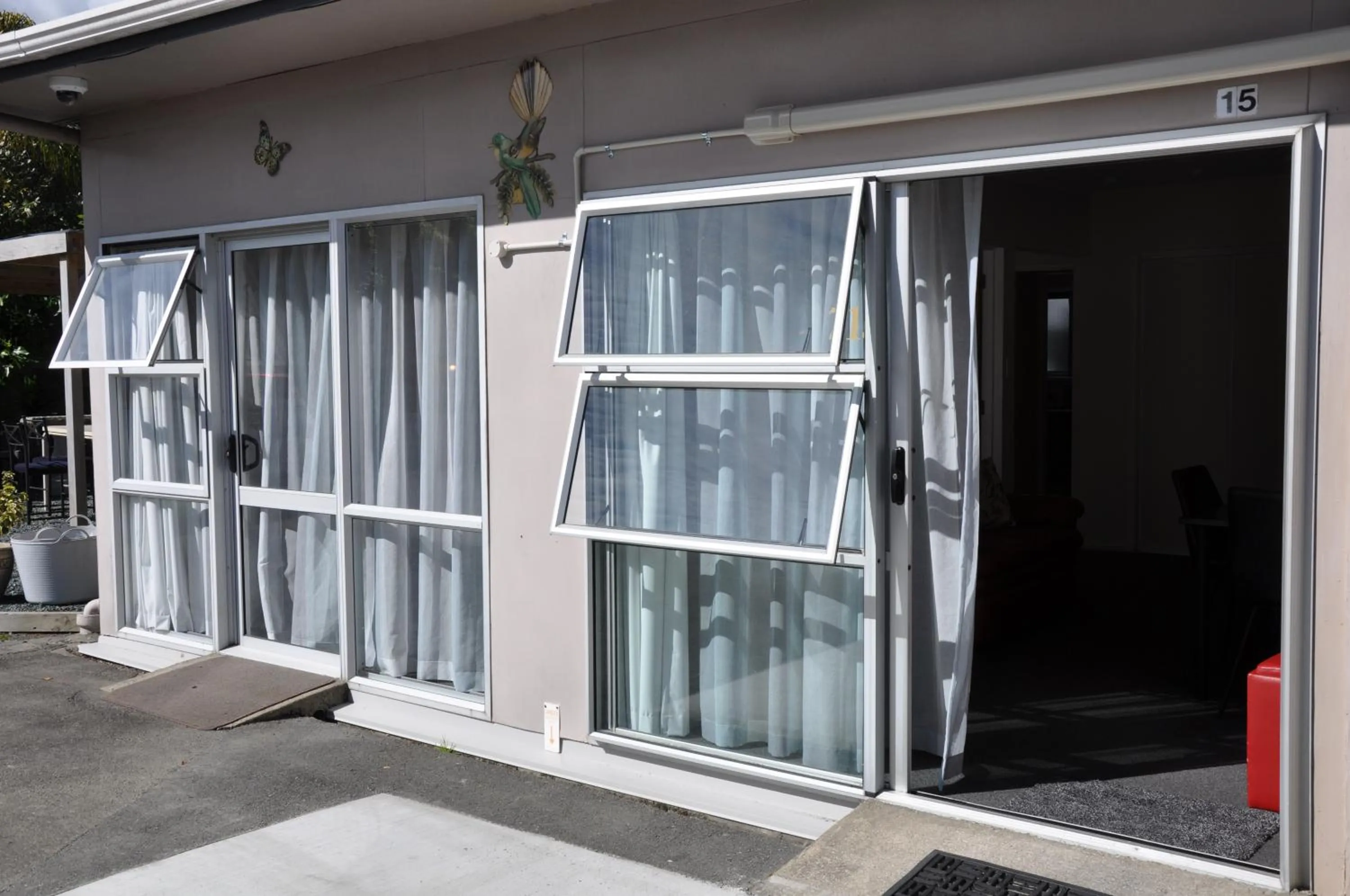 Facade/entrance in Balmoral Motel