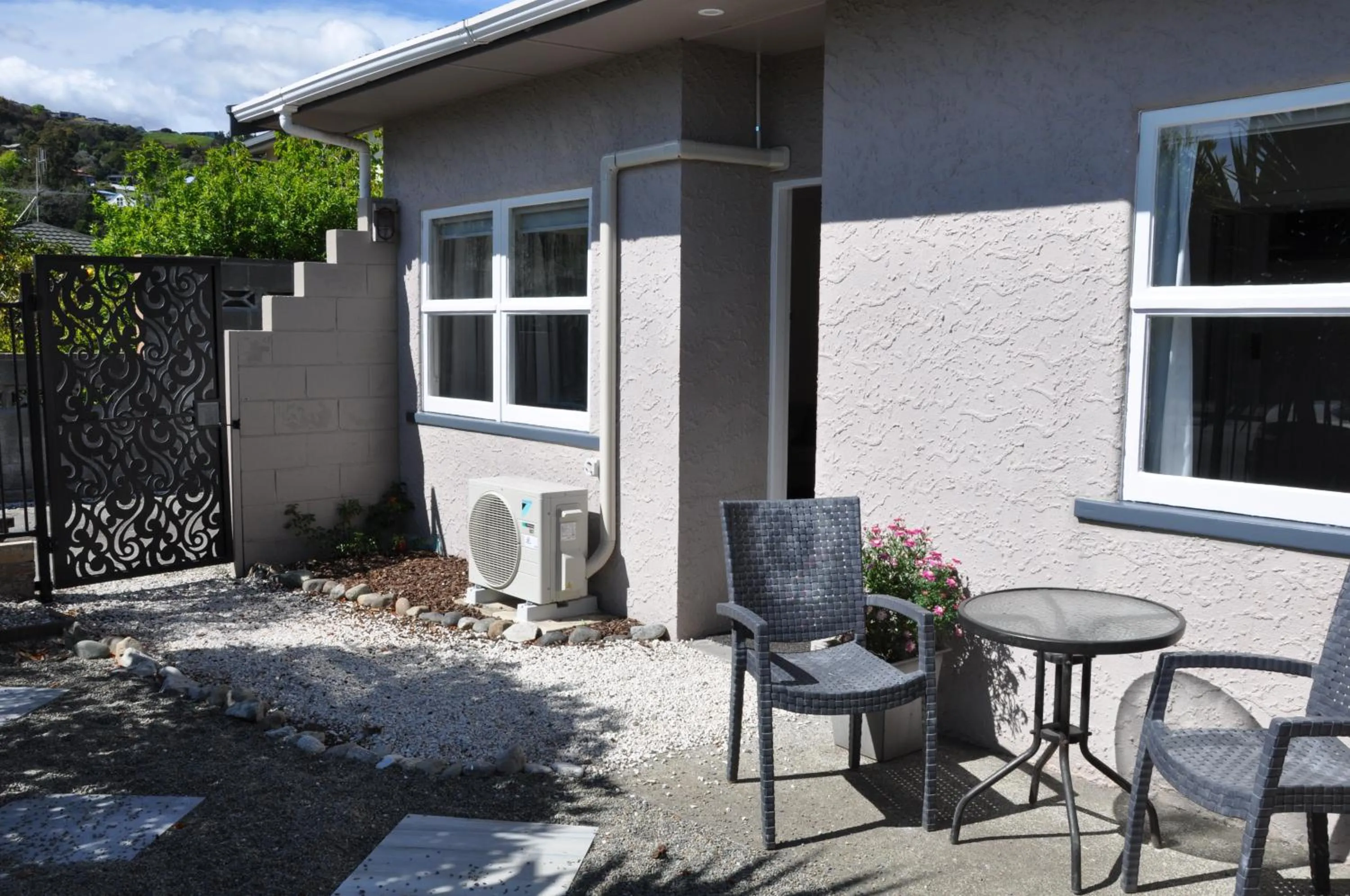 Facade/entrance in Balmoral Motel