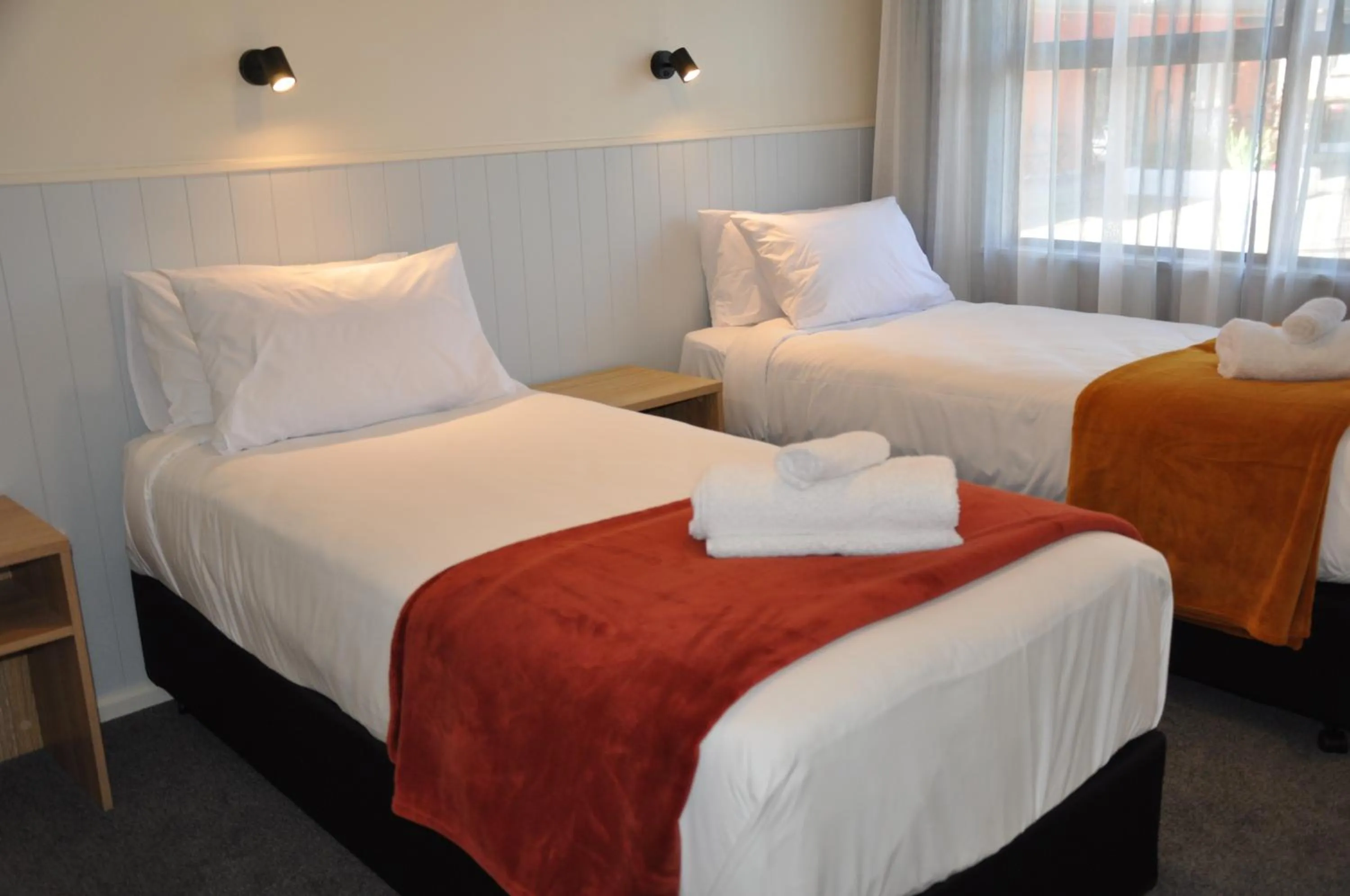 Bedroom, Bed in Balmoral Motel