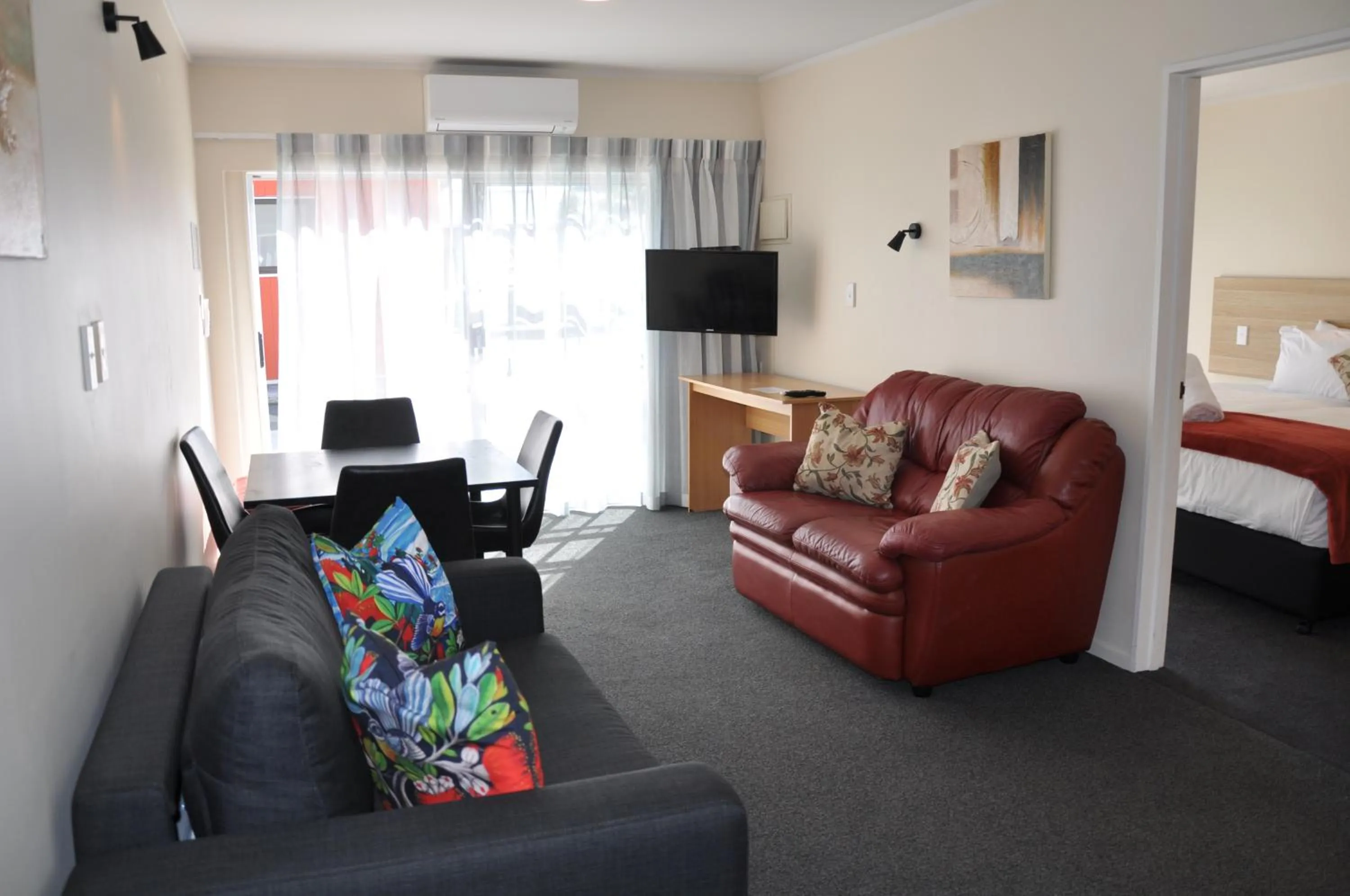 Seating area, Bed in Balmoral Motel