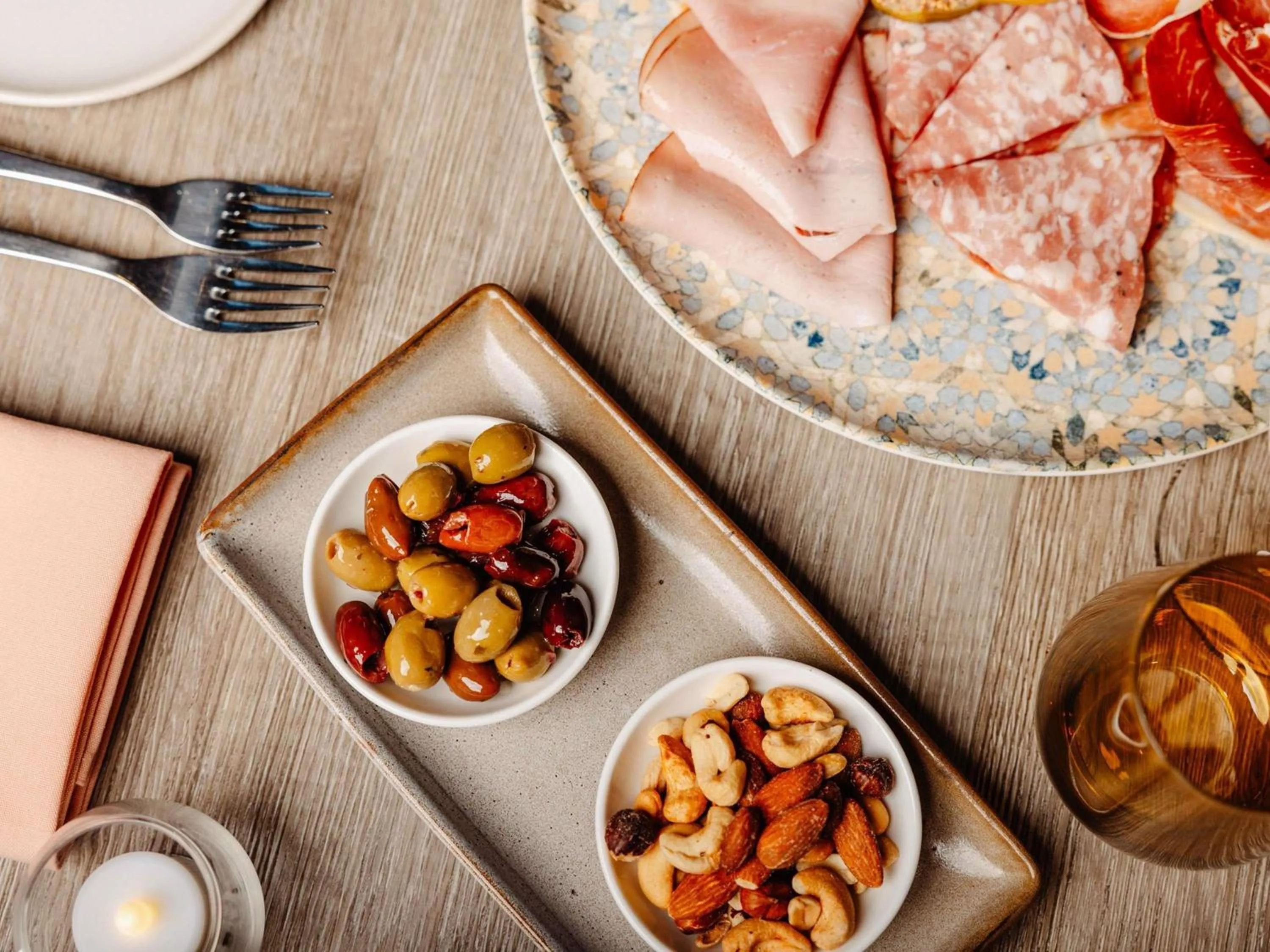 Restaurant/places to eat in Peppers Waymouth Hotel