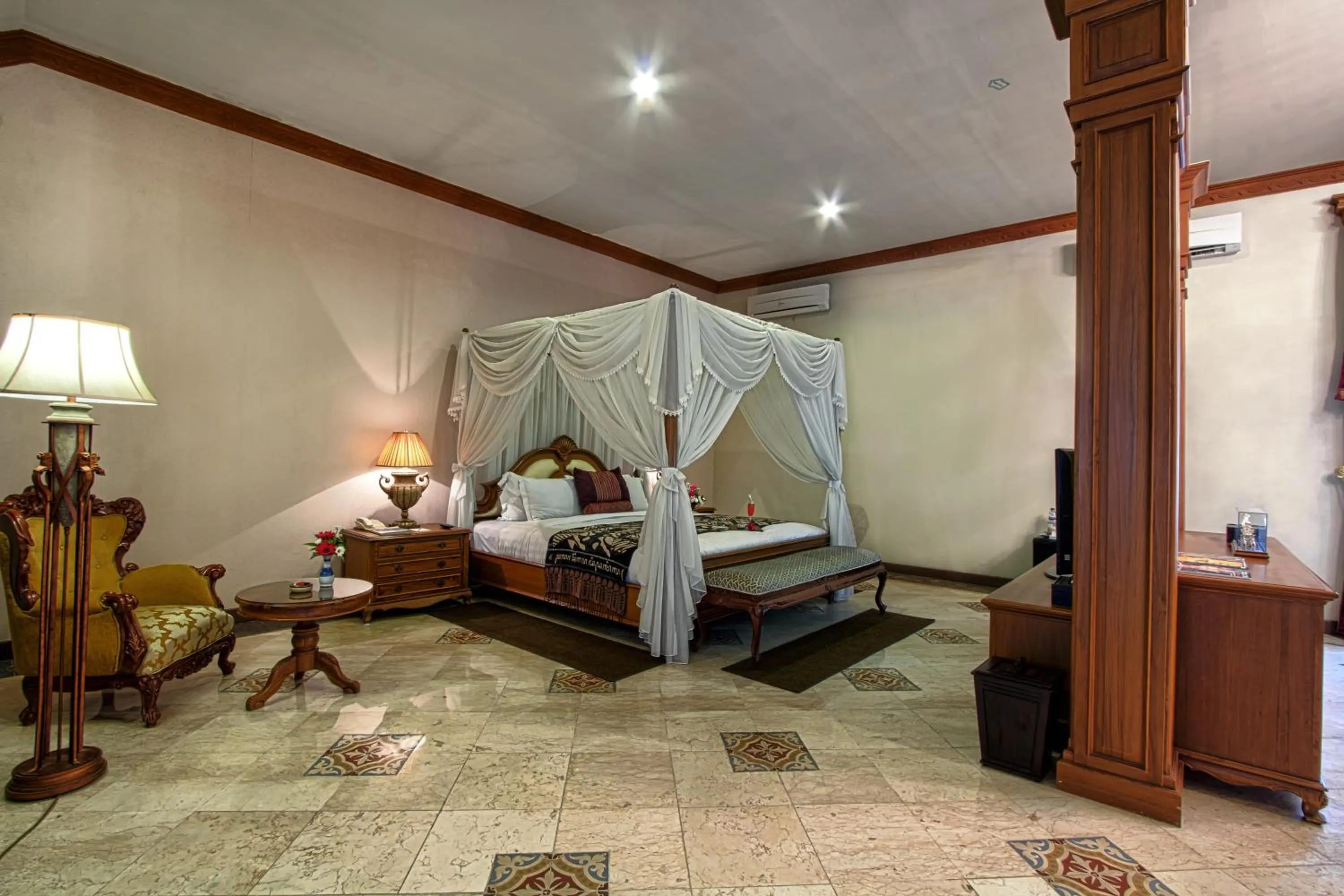 Bedroom, Bed in Kusuma Sahid Prince Hotel Solo