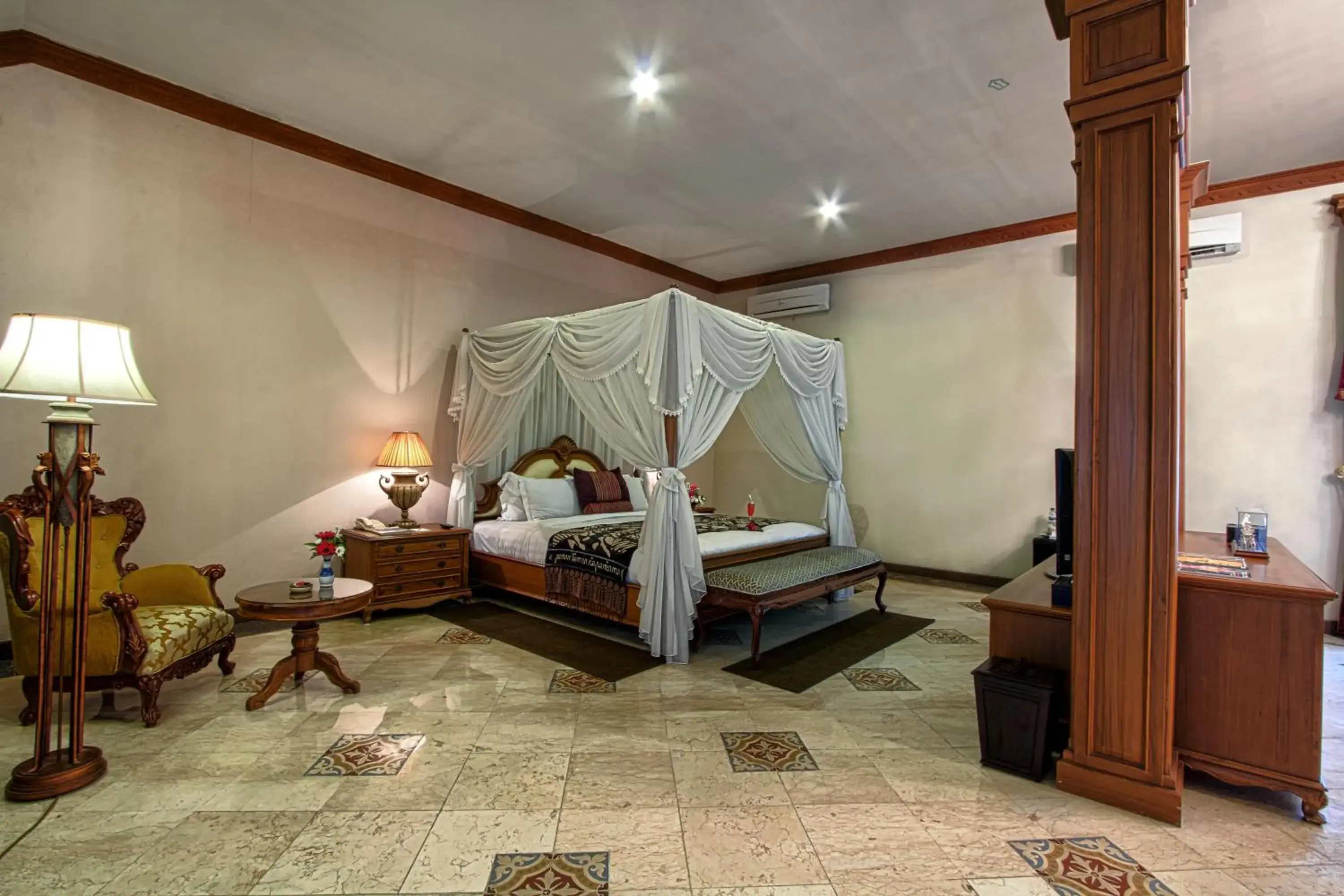 Bedroom, Bed in Kusuma Sahid Prince Hotel Solo Bedroom, Bed in Kusuma Sahid Prince Hotel Solo