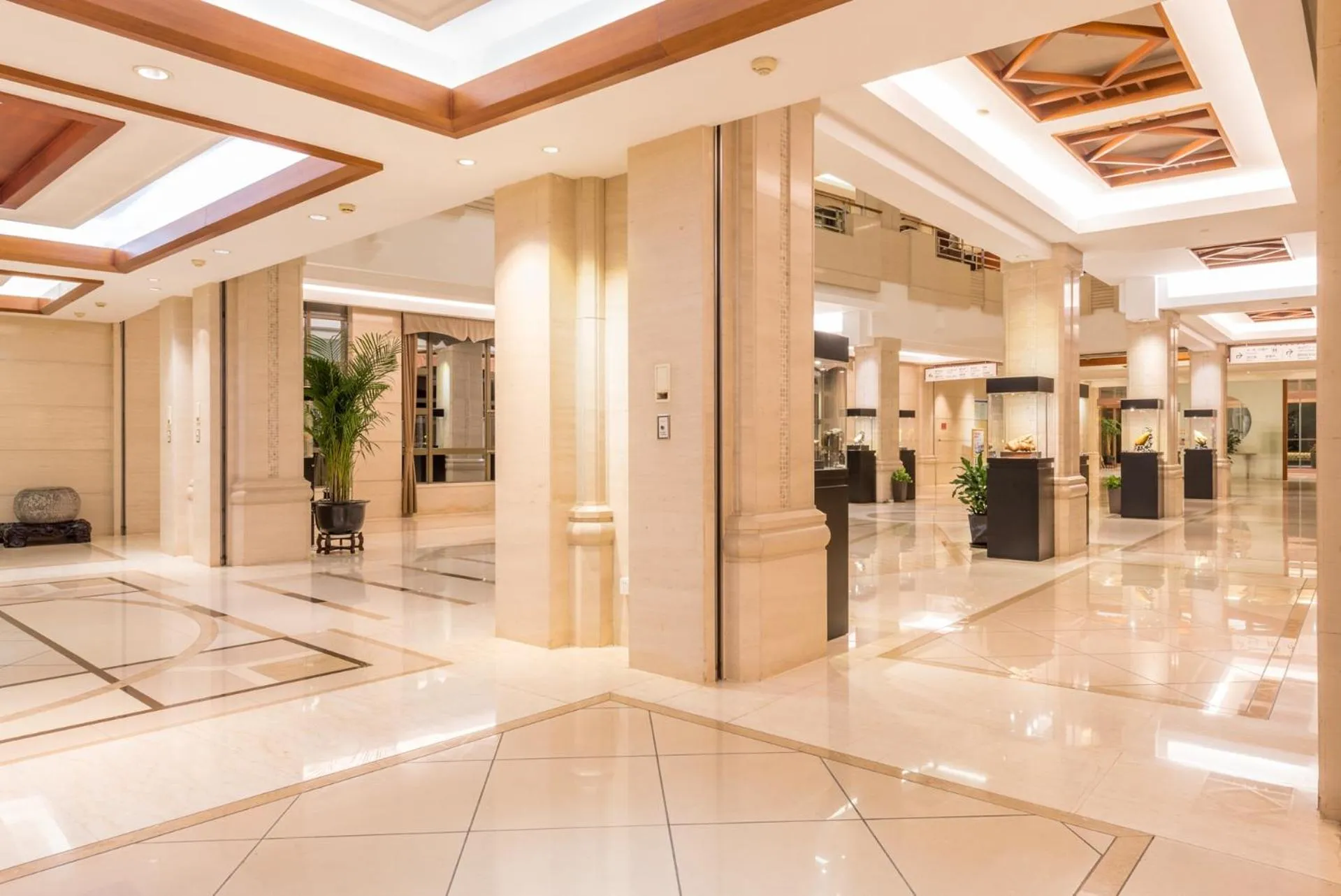 Lobby or reception in Suzhou Tongli Lake View Hotel