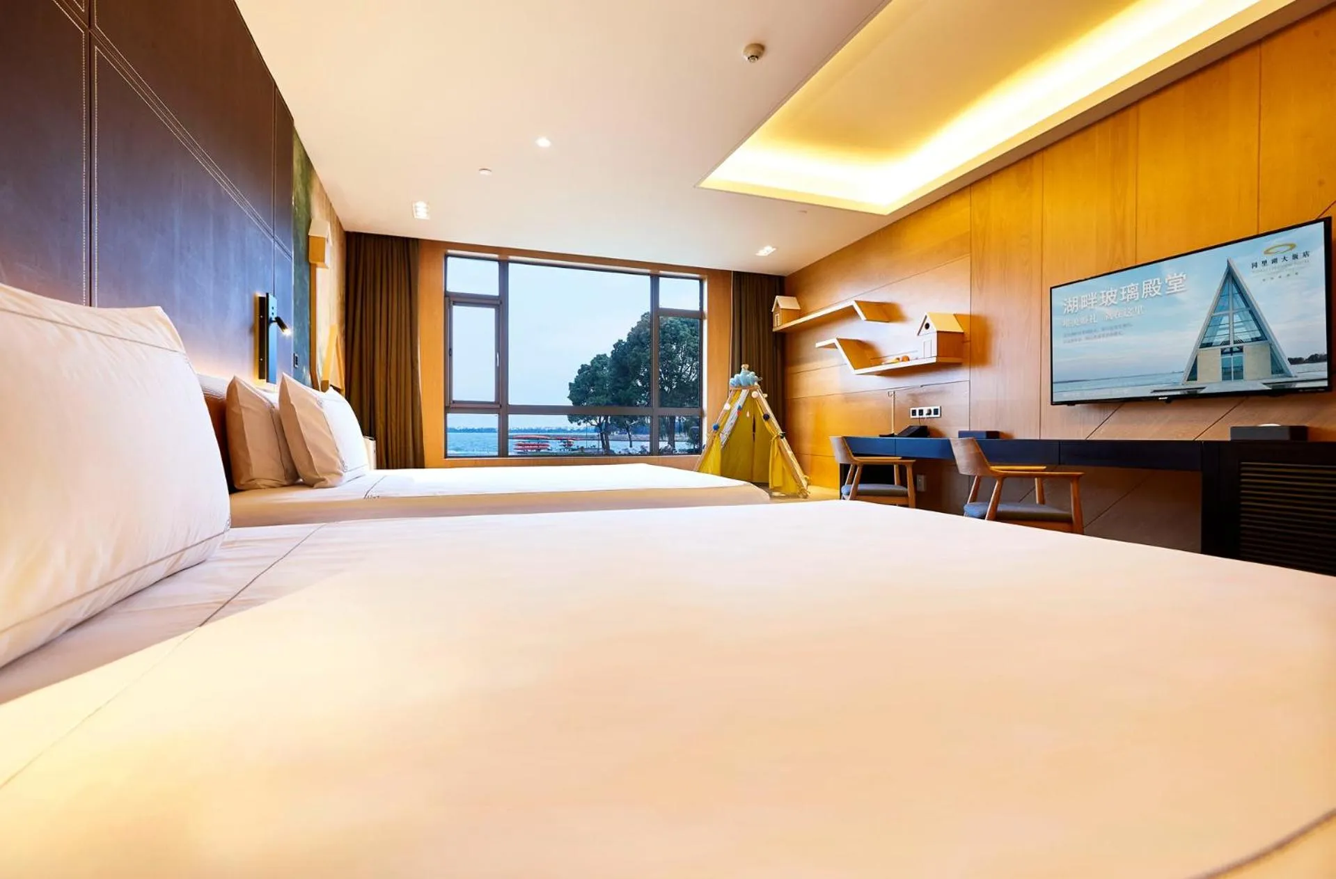 Photo of the whole room, Bed in Suzhou Tongli Lake View Hotel