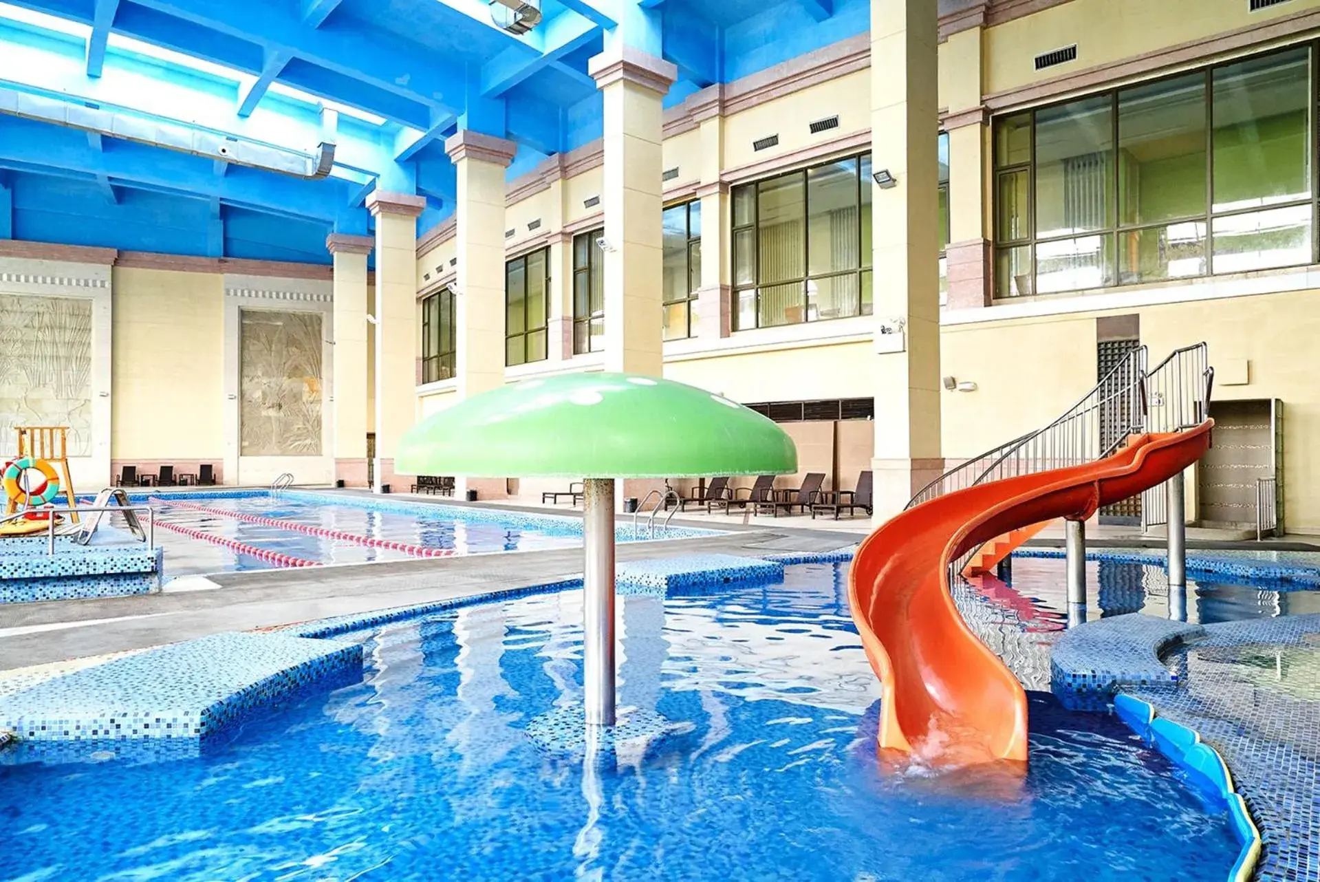 Swimming pool in Suzhou Tongli Lake View Hotel Swimming pool in Suzhou Tongli Lake View Hotel