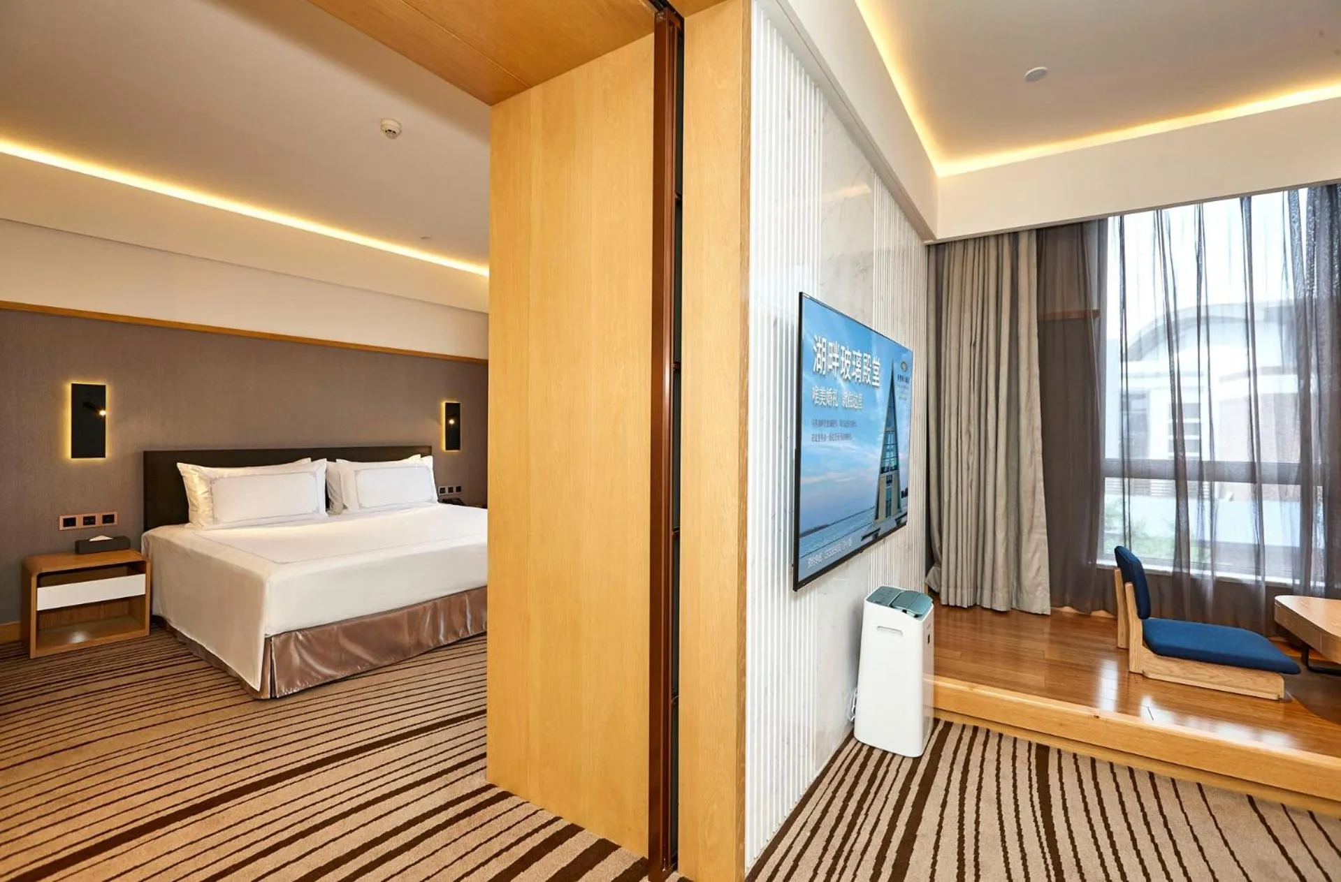 Photo of the whole room, Bed in Suzhou Tongli Lake View Hotel