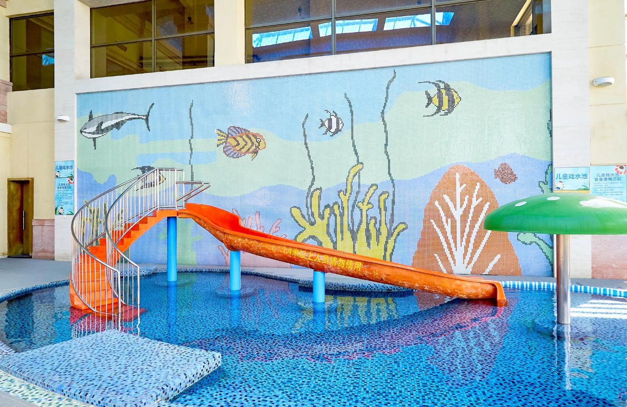 Swimming pool in Suzhou Tongli Lake View Hotel