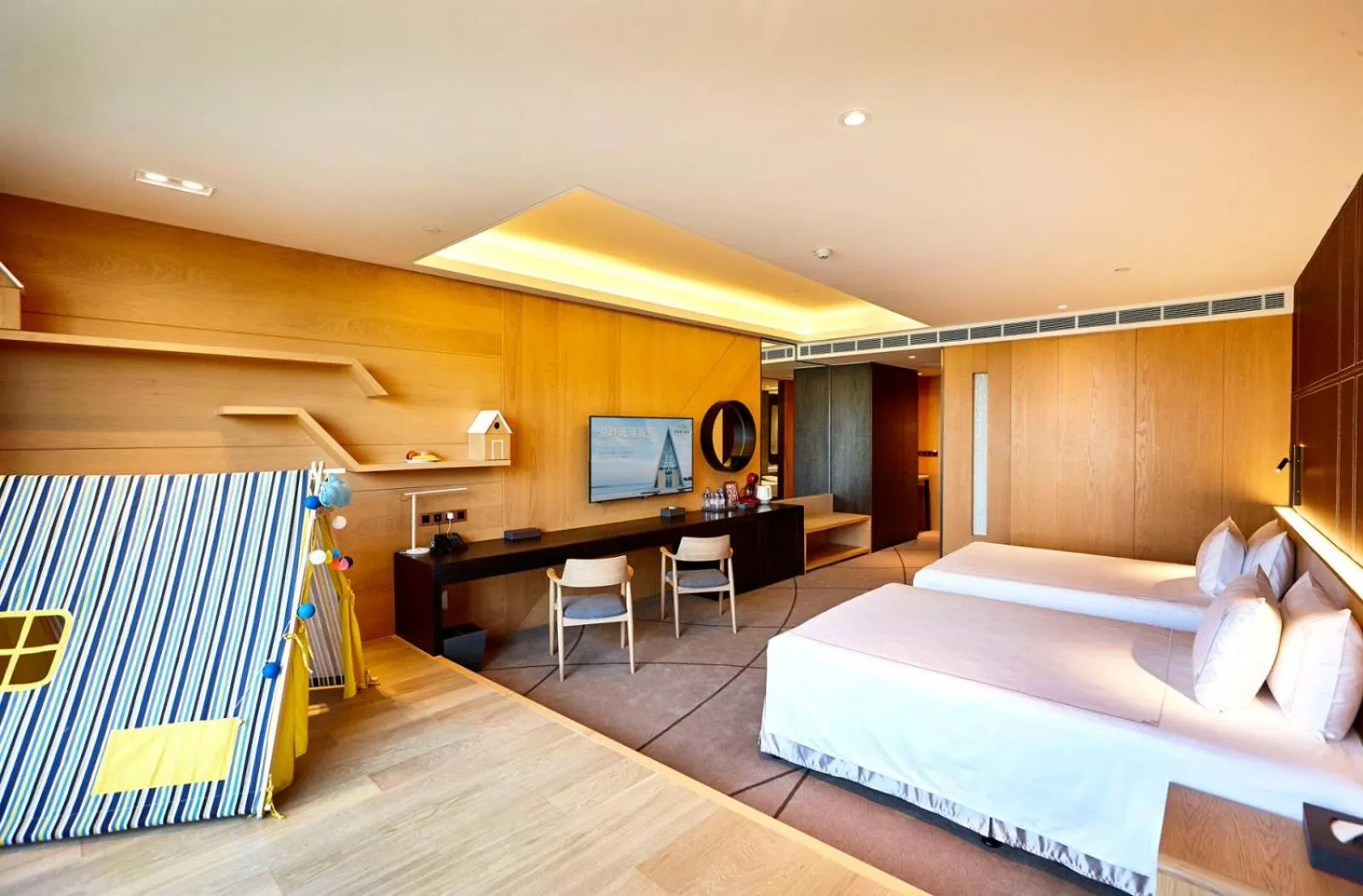 Photo of the whole room, Bed in Suzhou Tongli Lake View Hotel