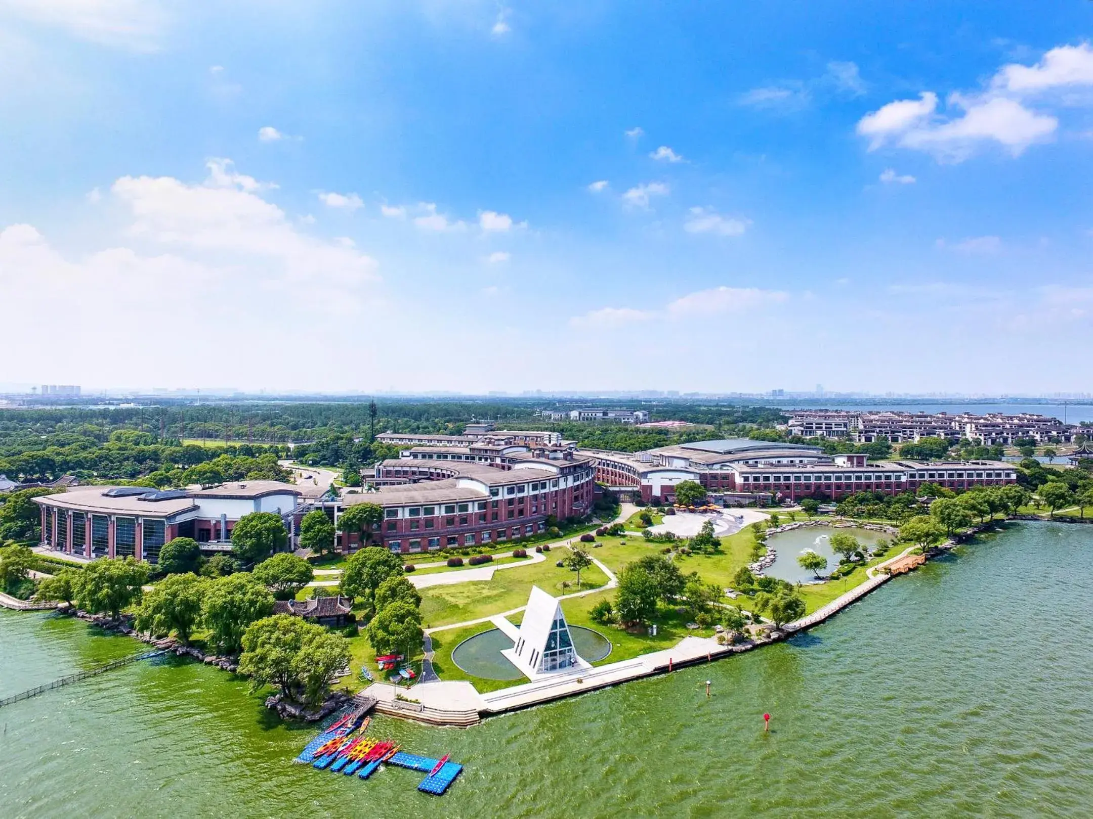Property building in Suzhou Tongli Lake View Hotel Property building in Suzhou Tongli Lake View Hotel