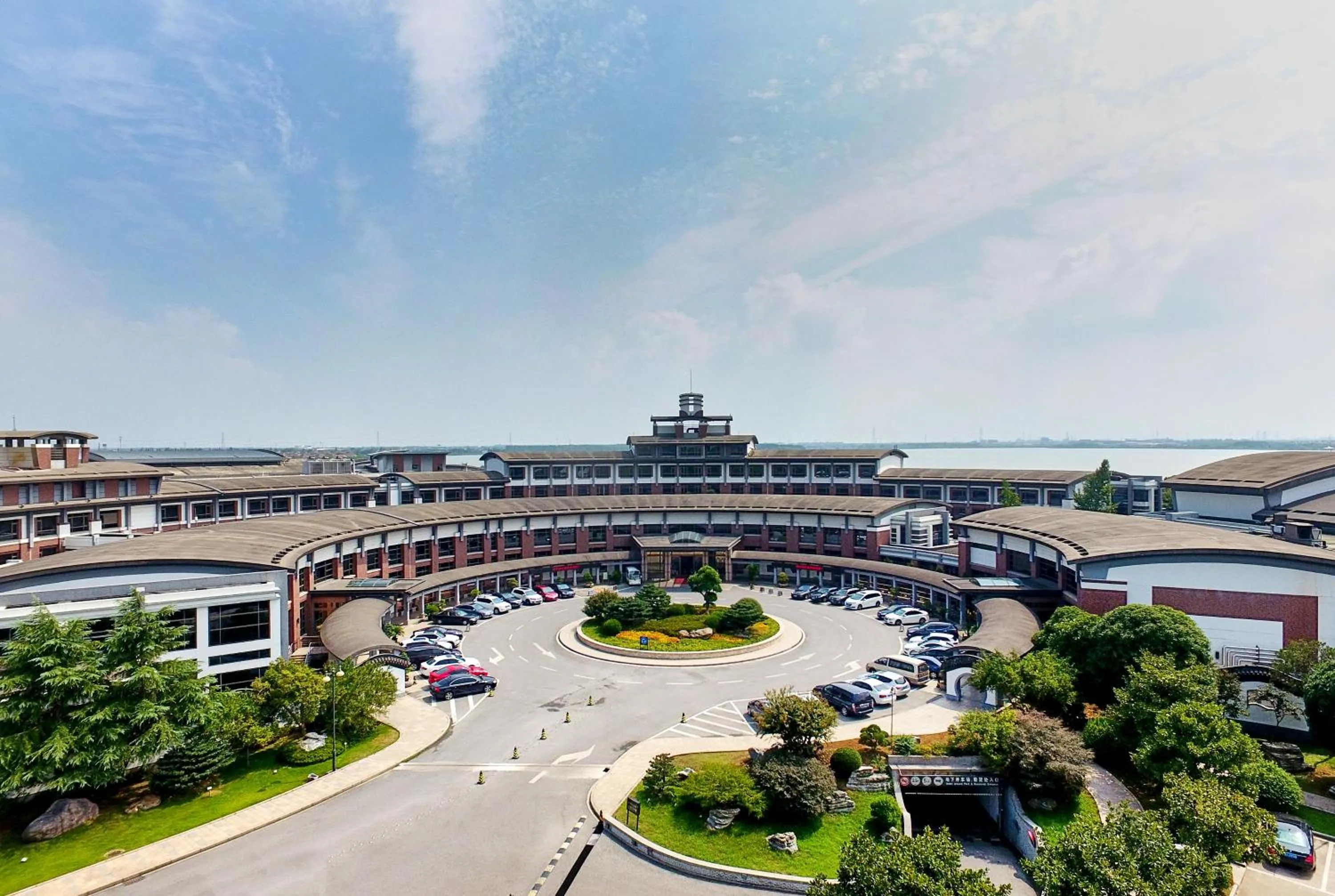 Facade/entrance in Suzhou Tongli Lake View Hotel