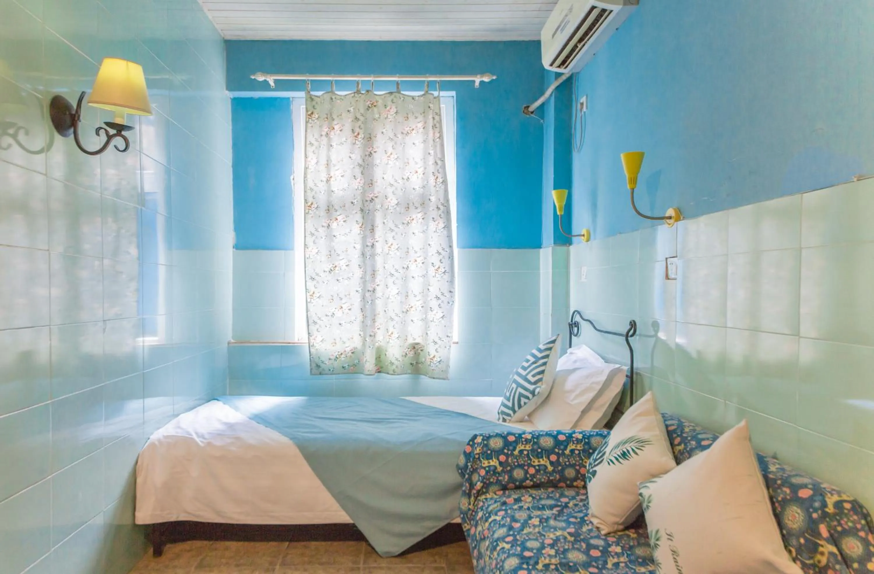 Photo of the whole room, Bed in Nova Traveller's Lodge