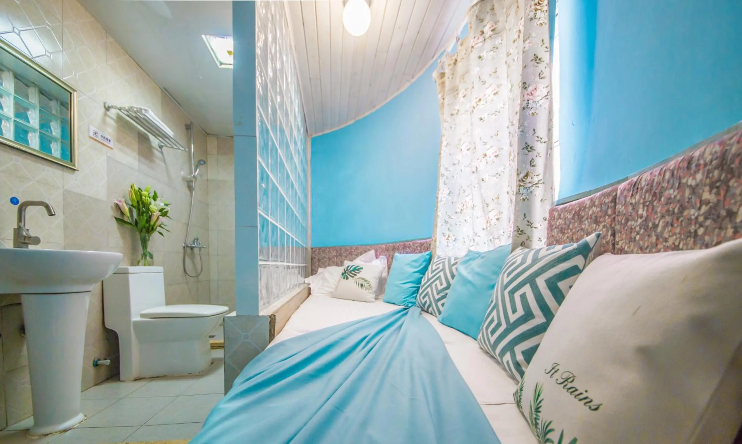 Bedroom, Bed in Nova Traveller's Lodge