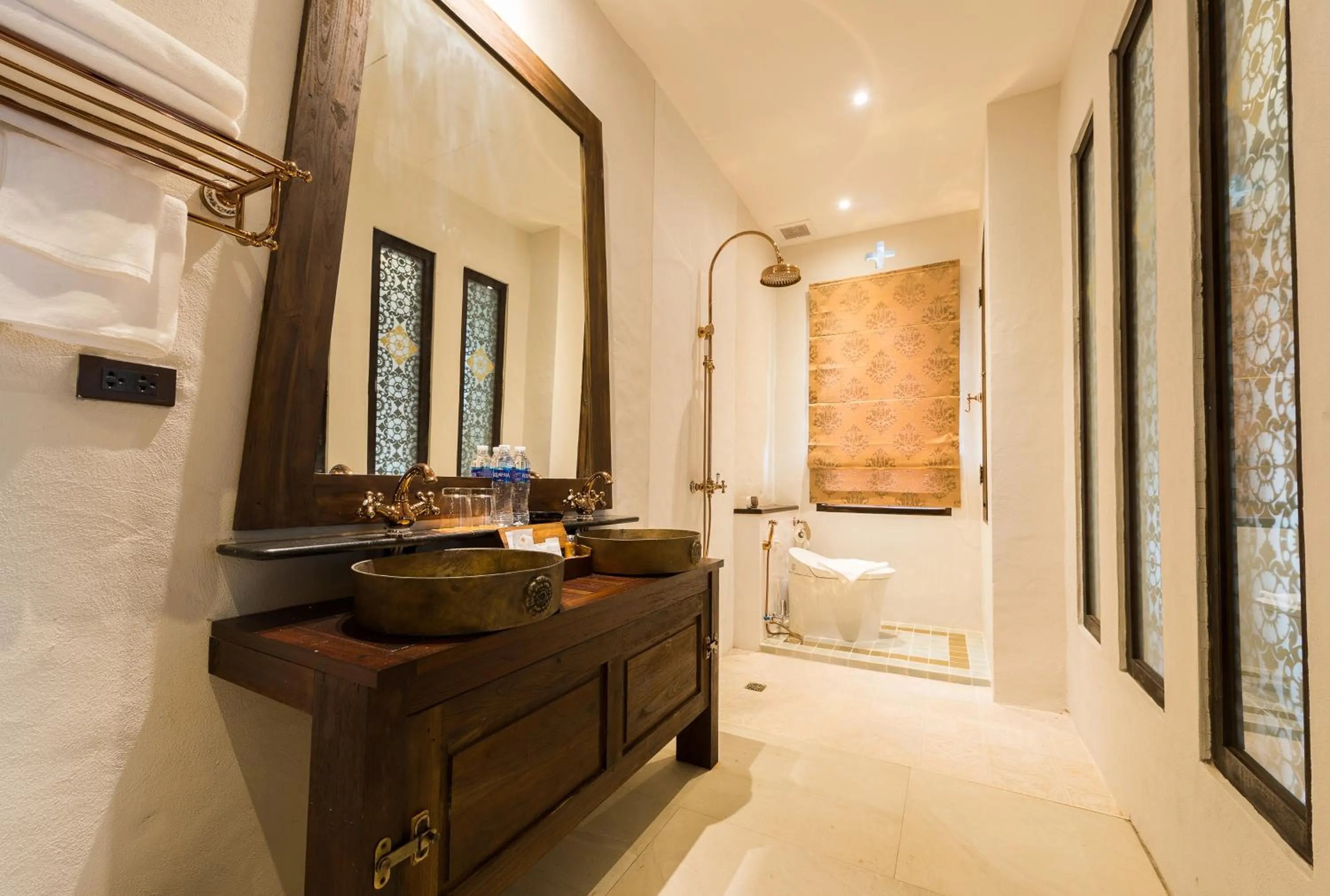 Shower in Shinnabhura Historic Boutique Hotel