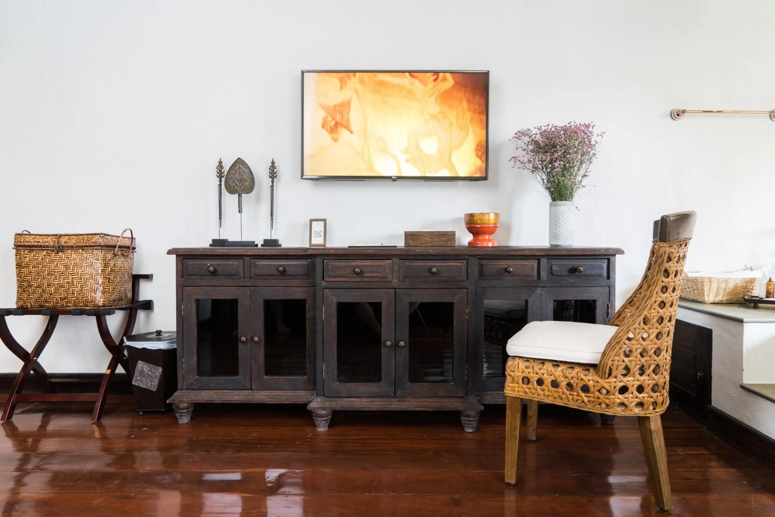 TV and multimedia in Shinnabhura Historic Boutique Hotel