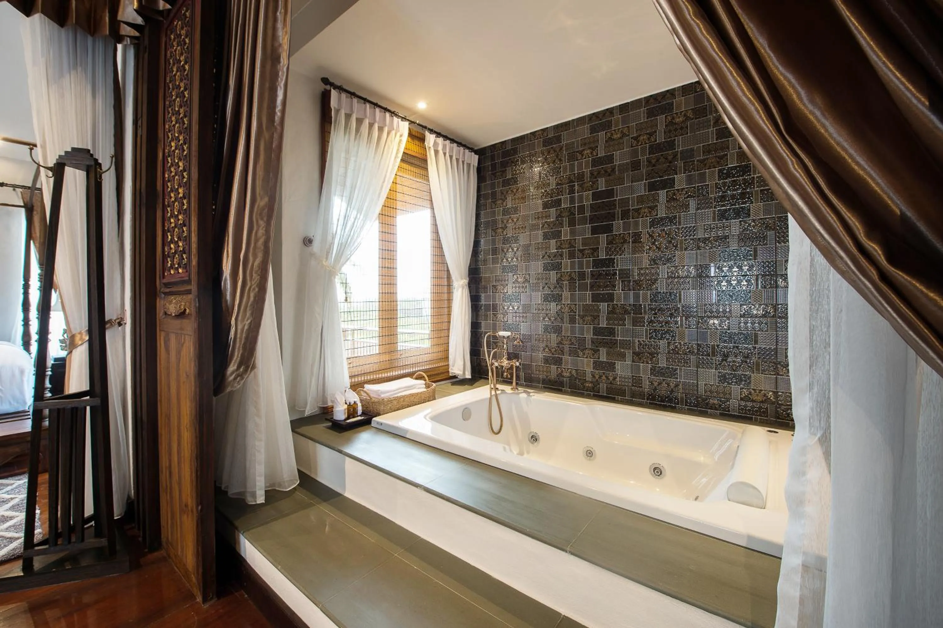 Bathroom, Bed in Shinnabhura Historic Boutique Hotel