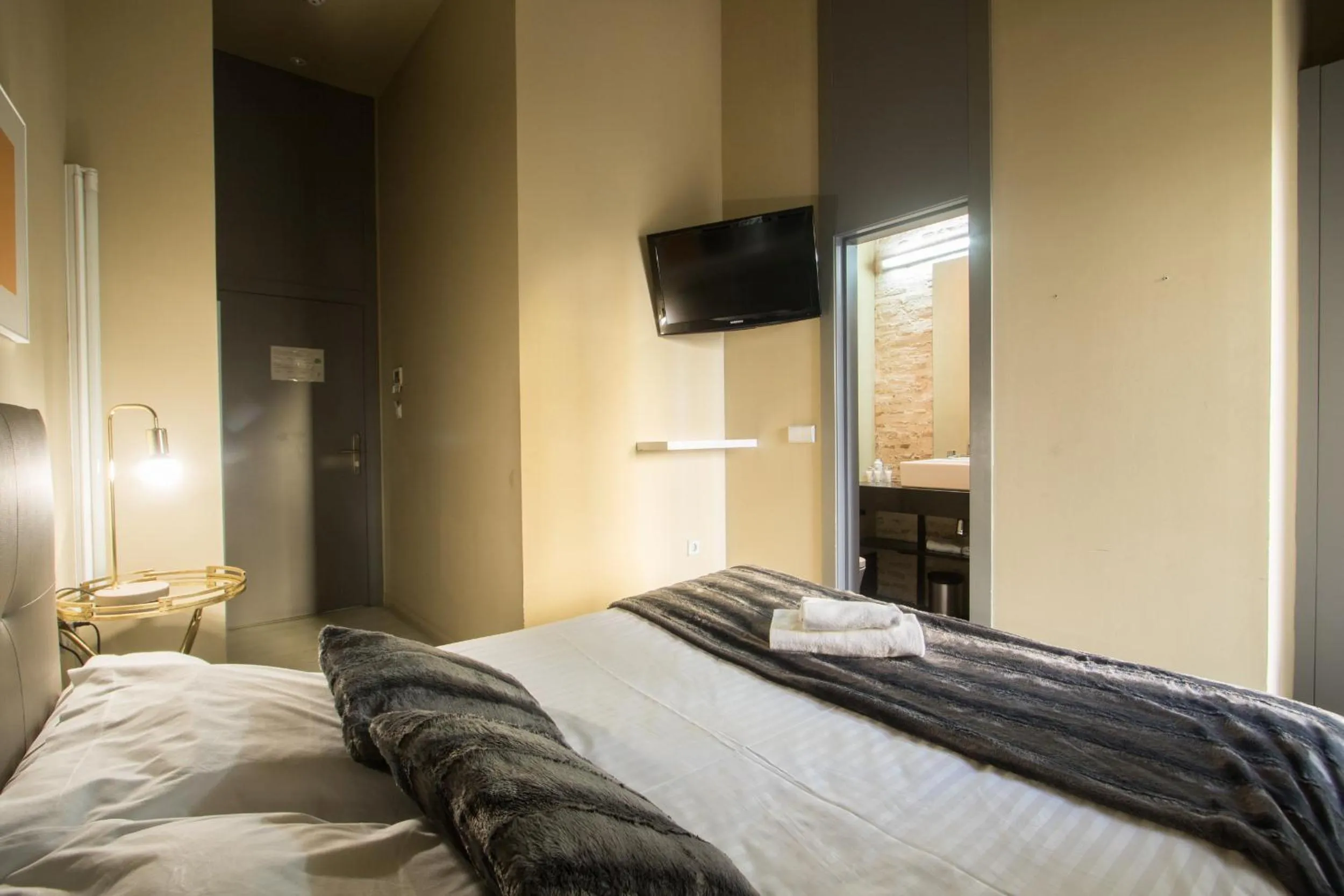 Bed in Cosy Rooms Tapinería