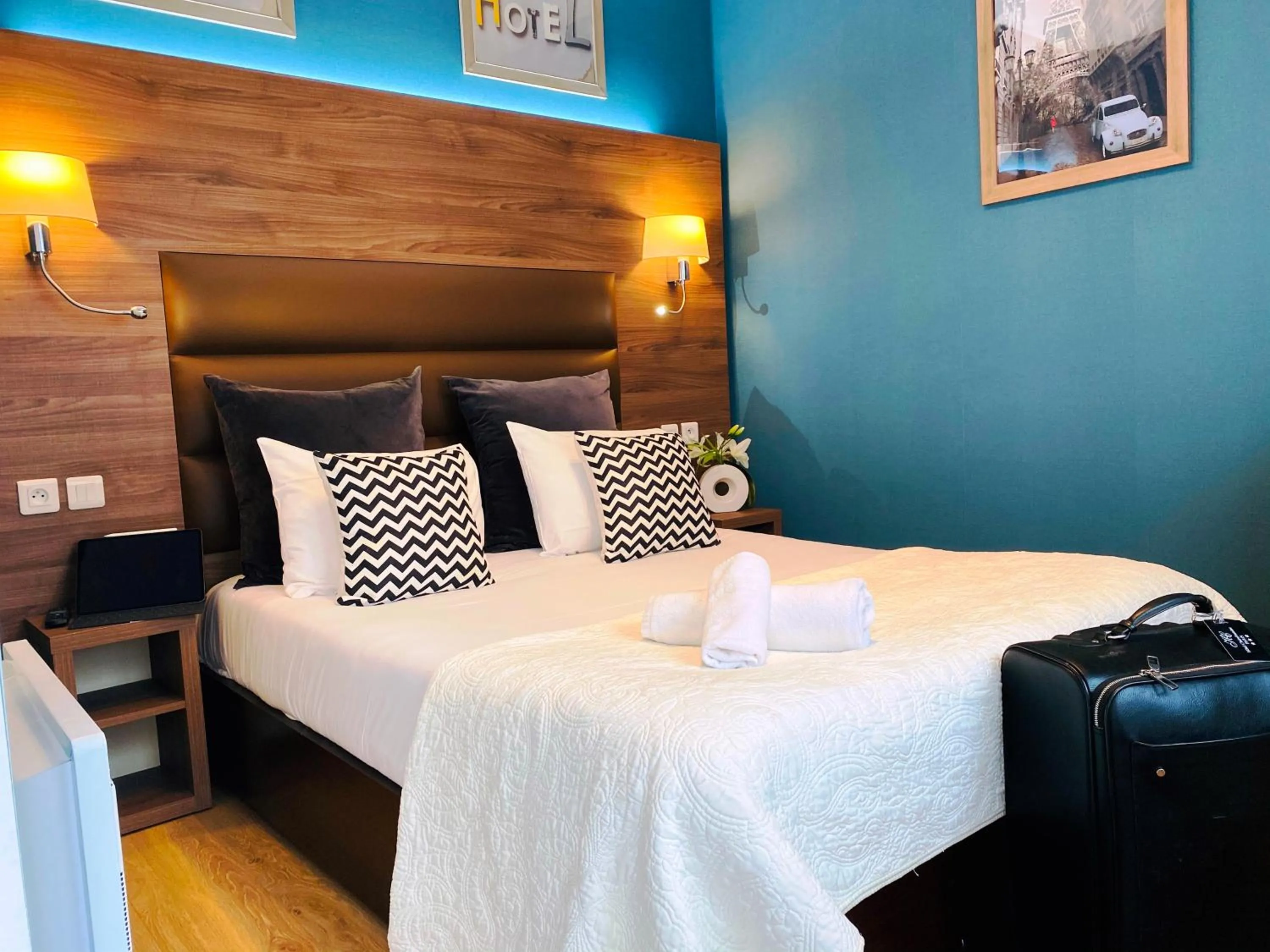 Photo of the whole room, Bed in Hôtel Clairefontaine