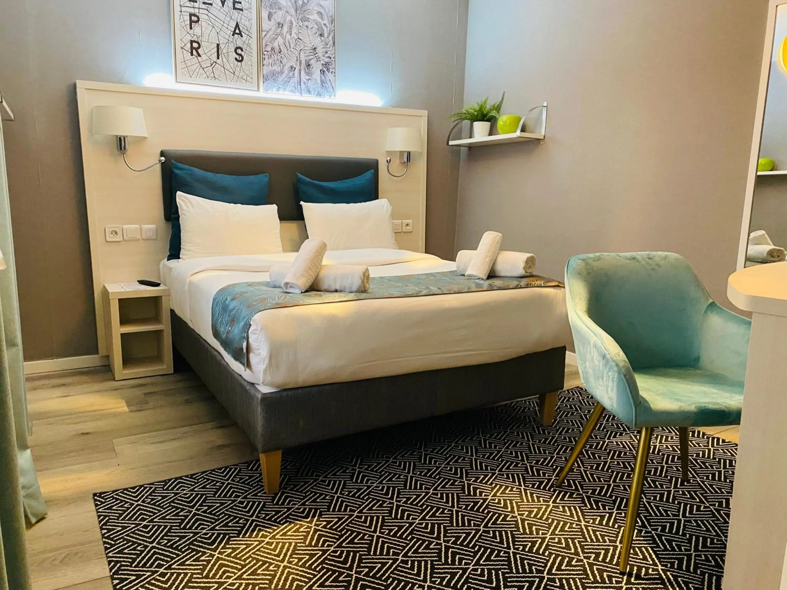 Photo of the whole room, Bed in Hôtel Clairefontaine