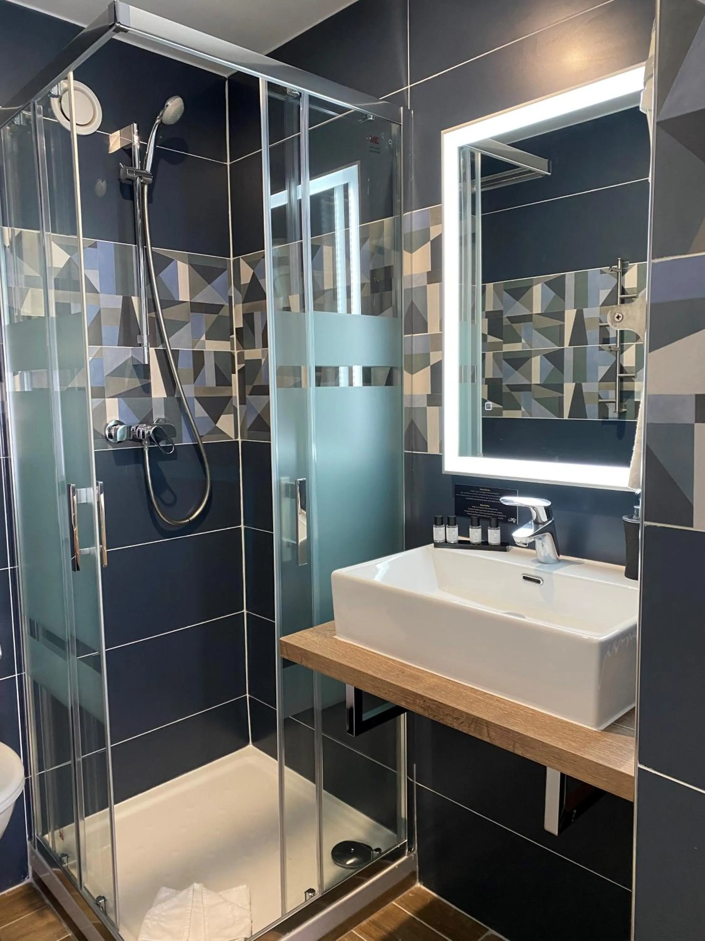 Shower in Hôtel Clairefontaine