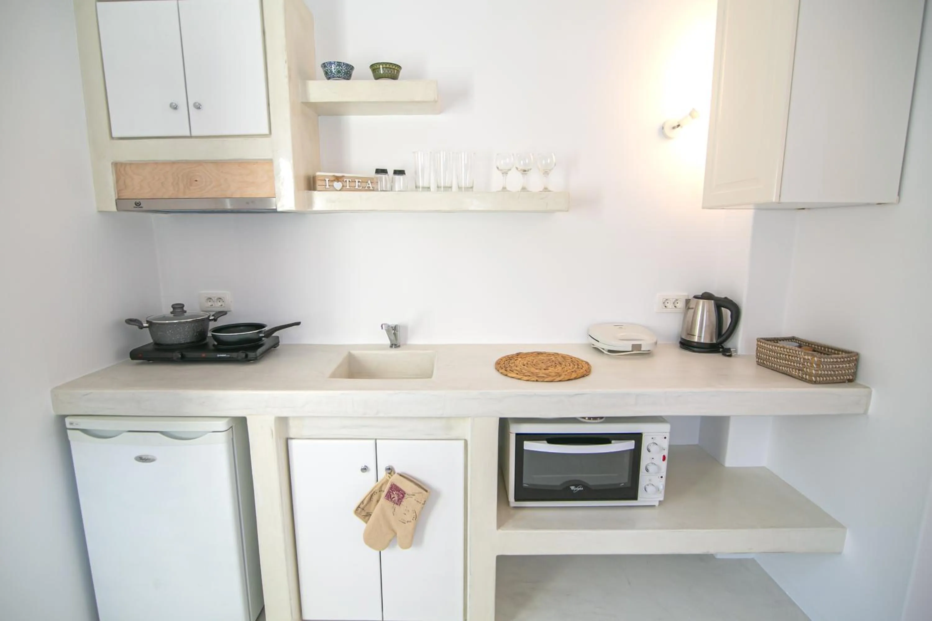 Coffee/tea facilities in Apanomeria Boutique Residence