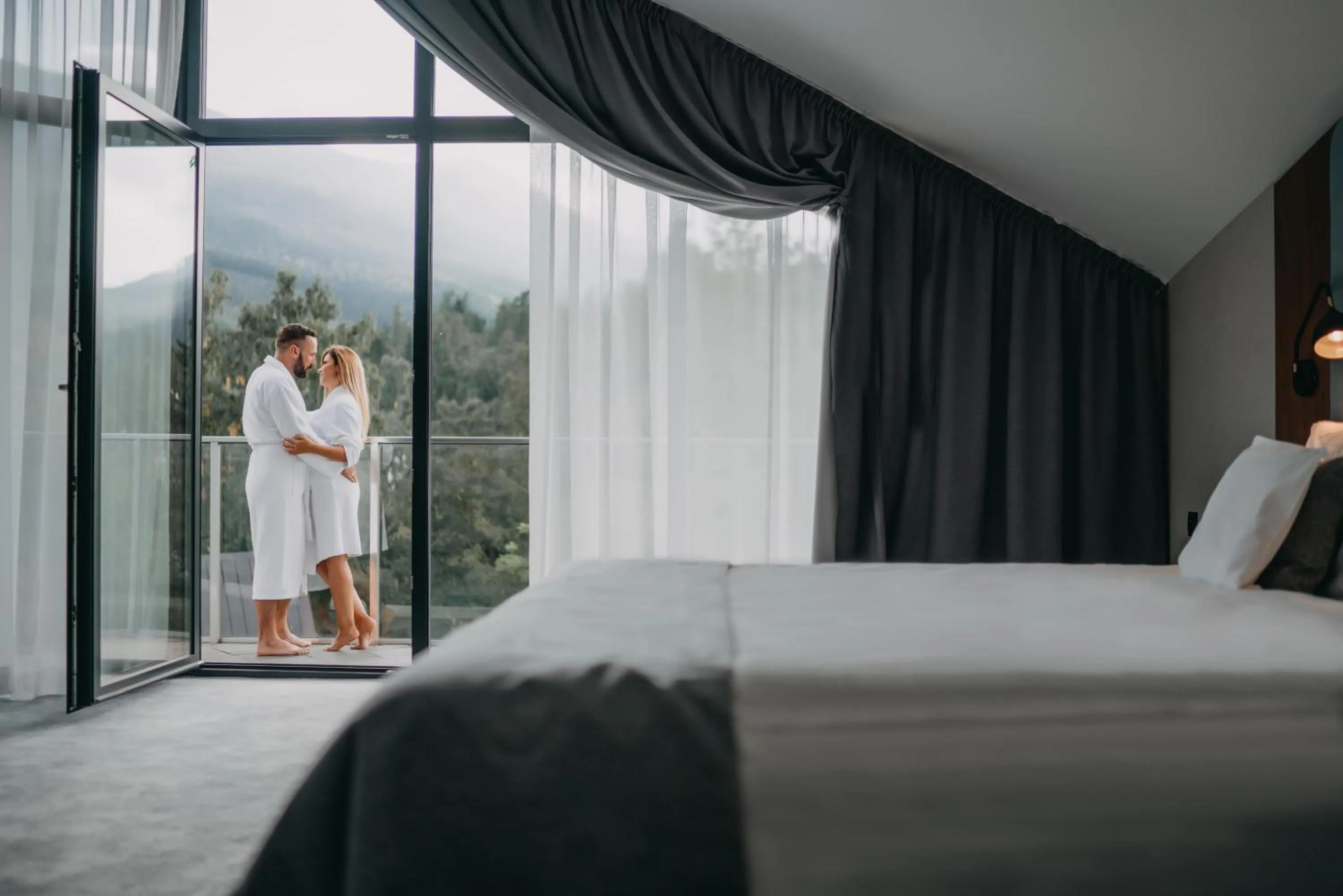 Balcony/Terrace, Bed in Green Mountain 5* Hotel