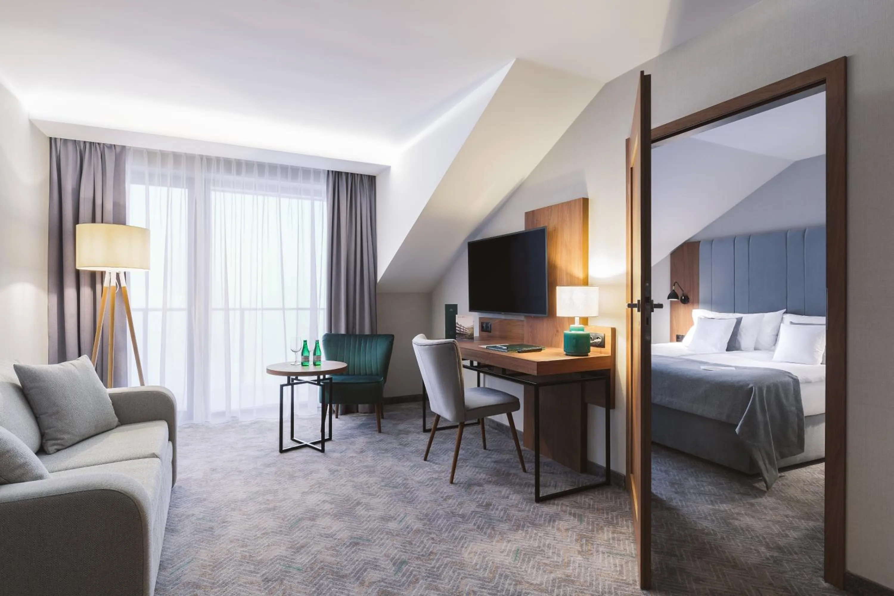 Living room, Bed in Green Mountain 5* Hotel