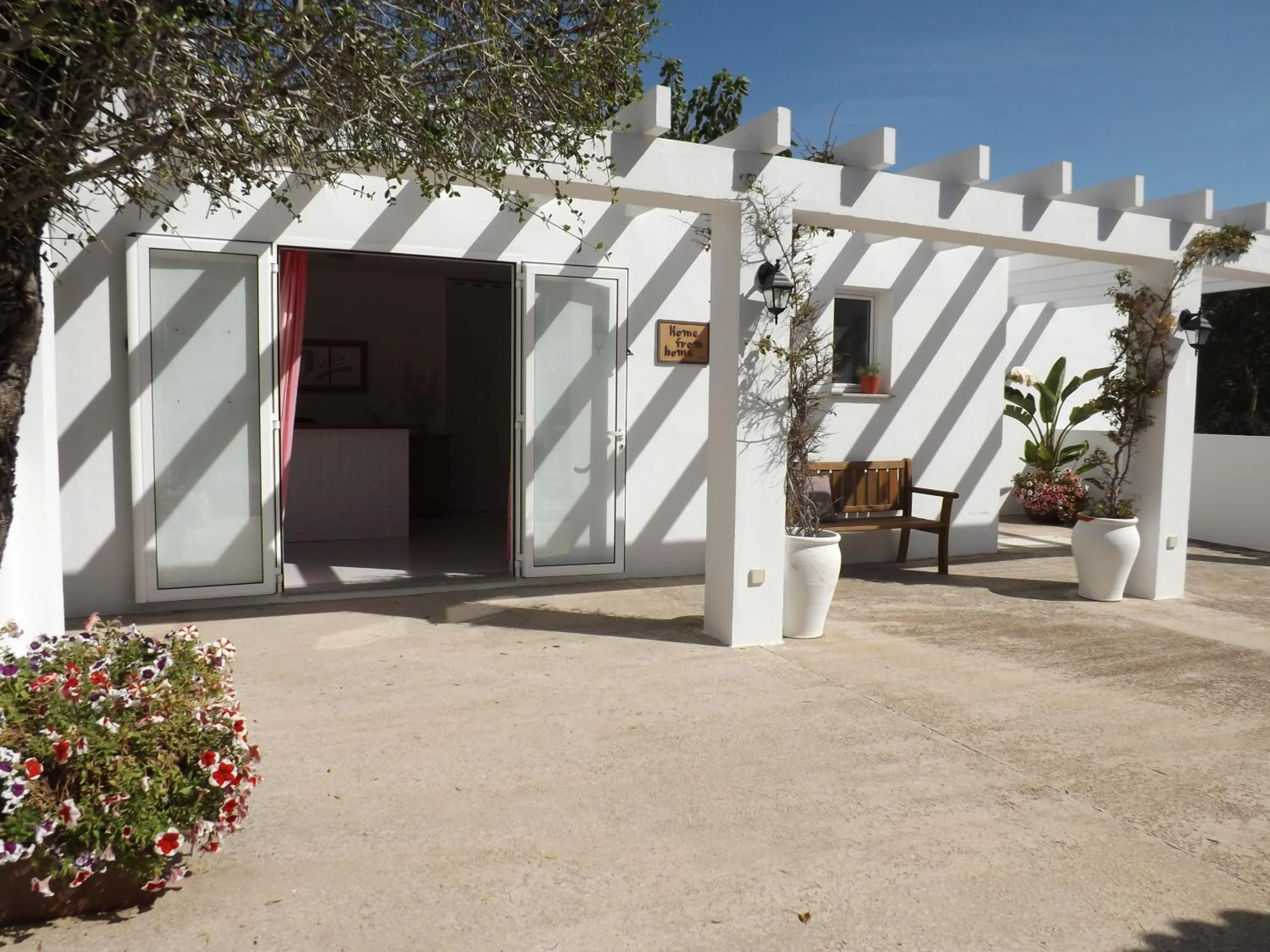 Facade/entrance in Nure Mar y Mar