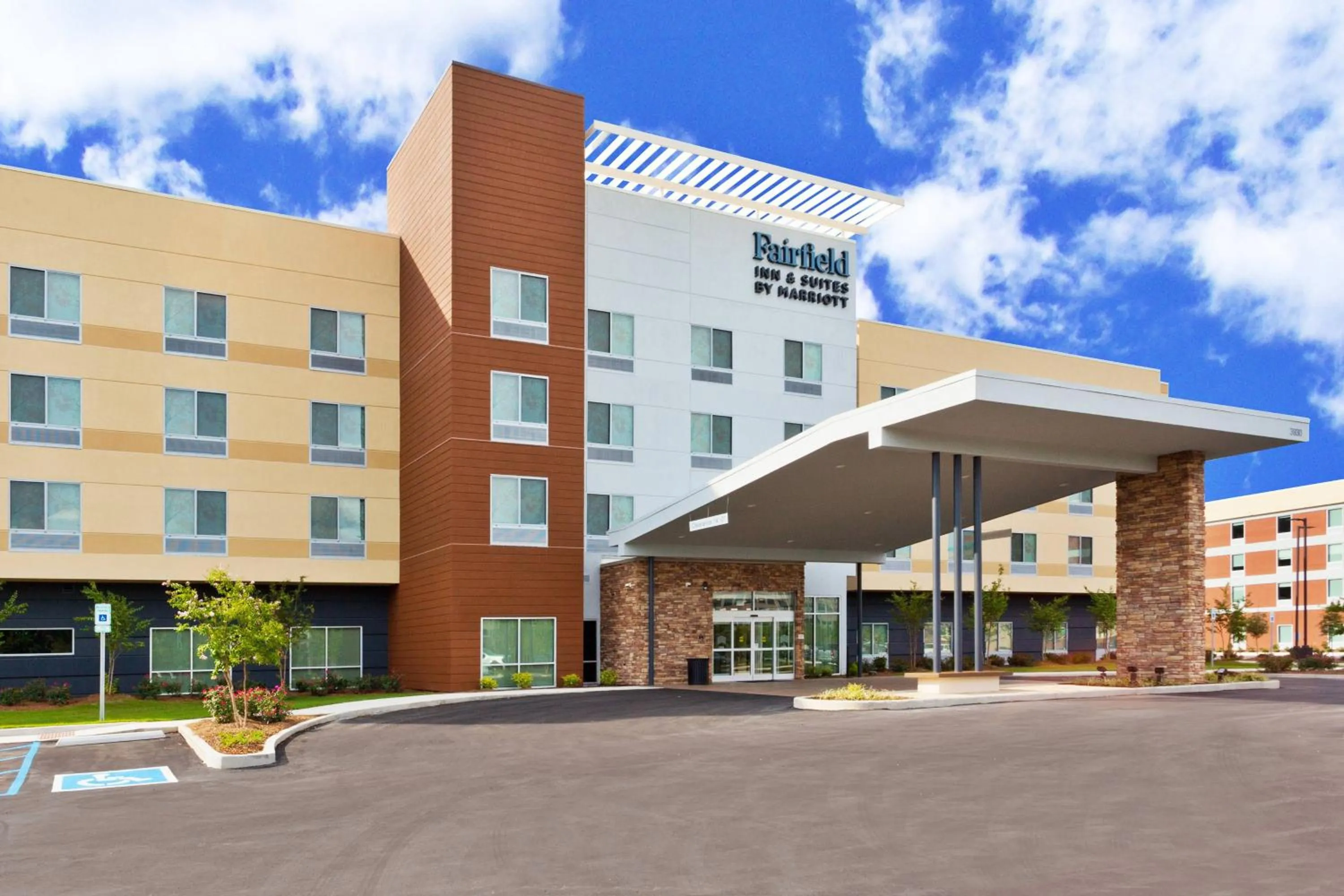 Property building in Fairfield Inn & Suites by Marriott Birmingham Colonnade