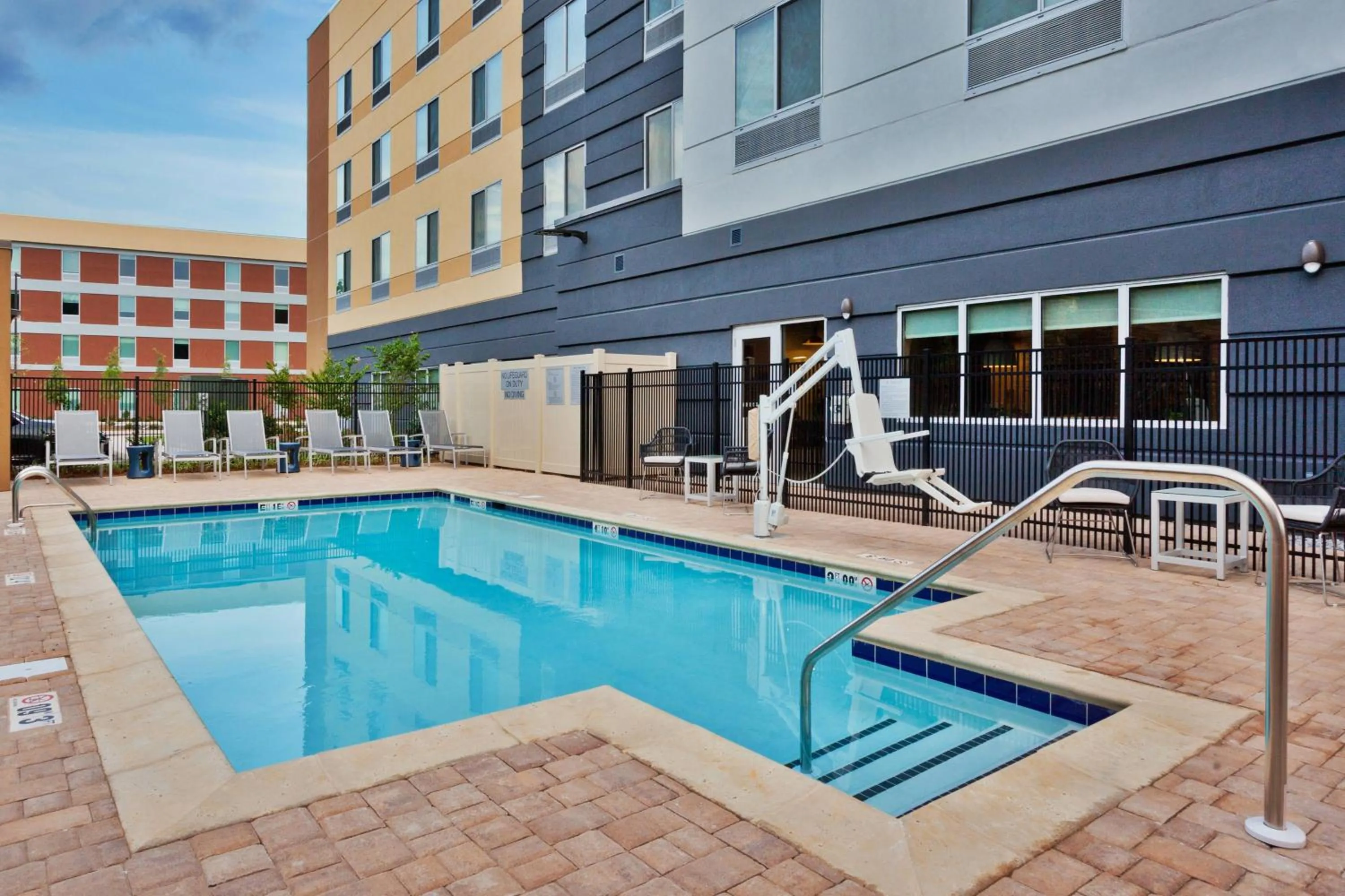 Swimming pool in Fairfield Inn & Suites by Marriott Birmingham Colonnade