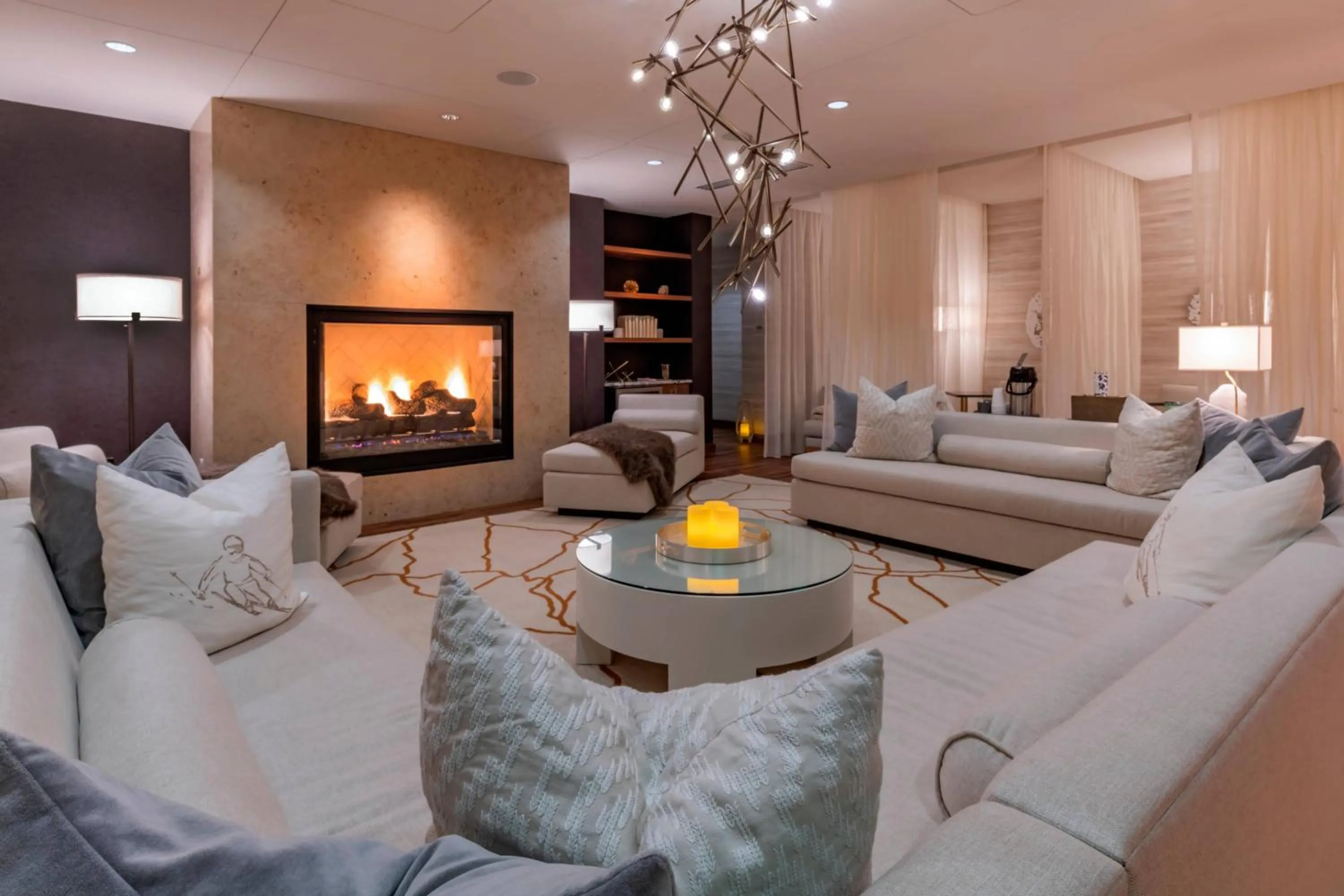 Lounge or bar in Gaylord Rockies Resort & Convention Center