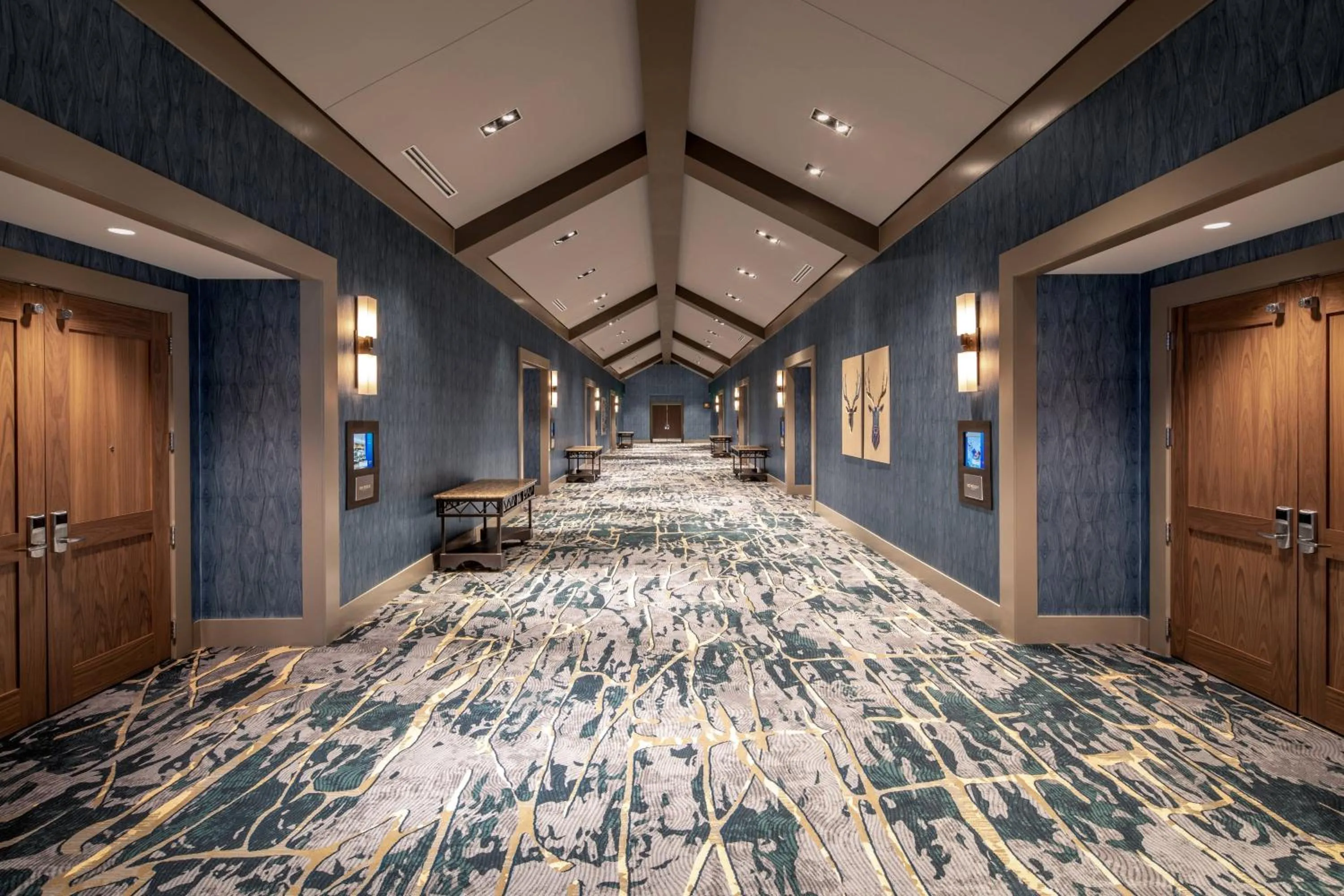 Meeting/conference room, Bed in Gaylord Rockies Resort & Convention Center