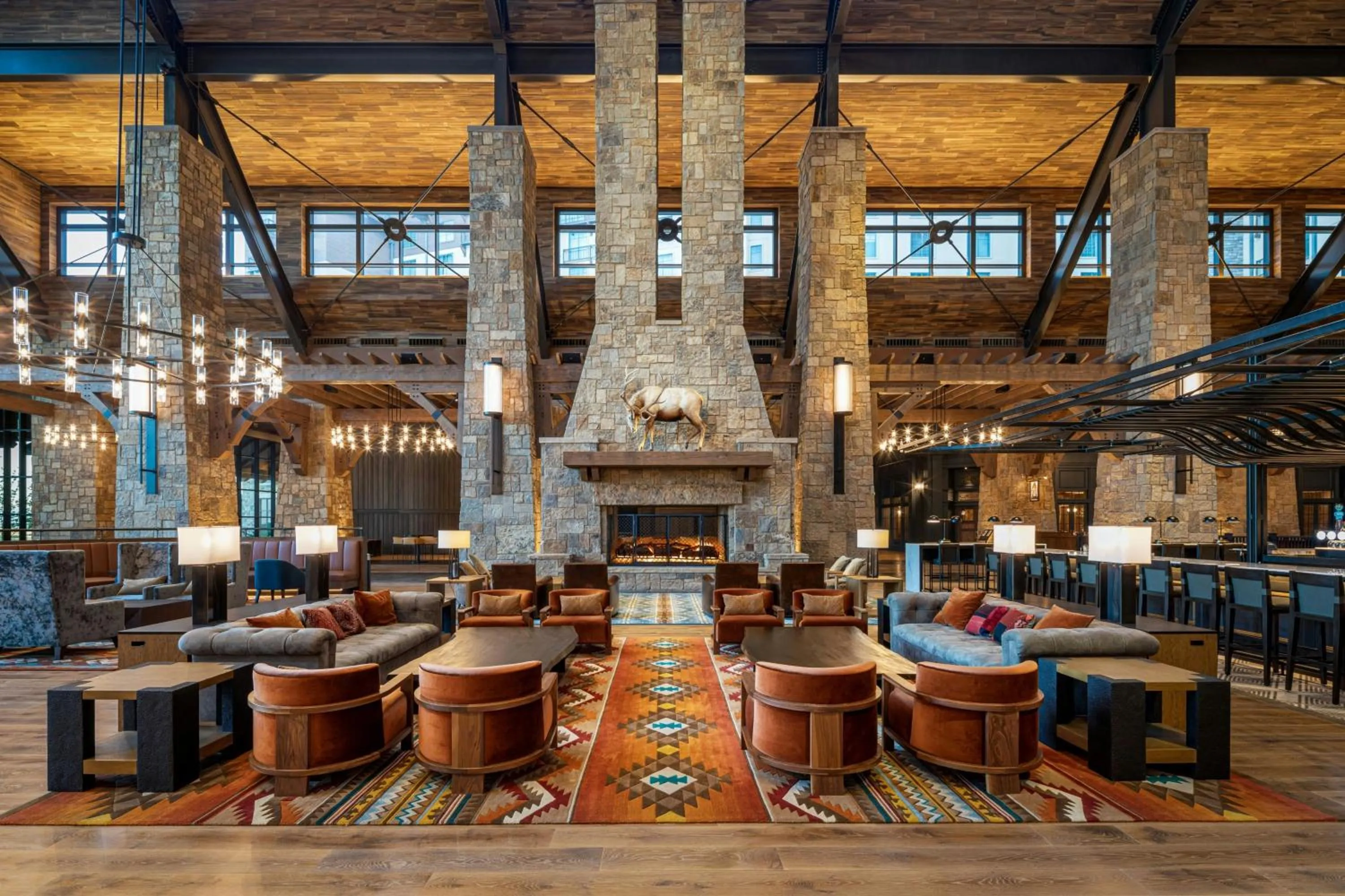 Lounge or bar in Gaylord Rockies Resort & Convention Center