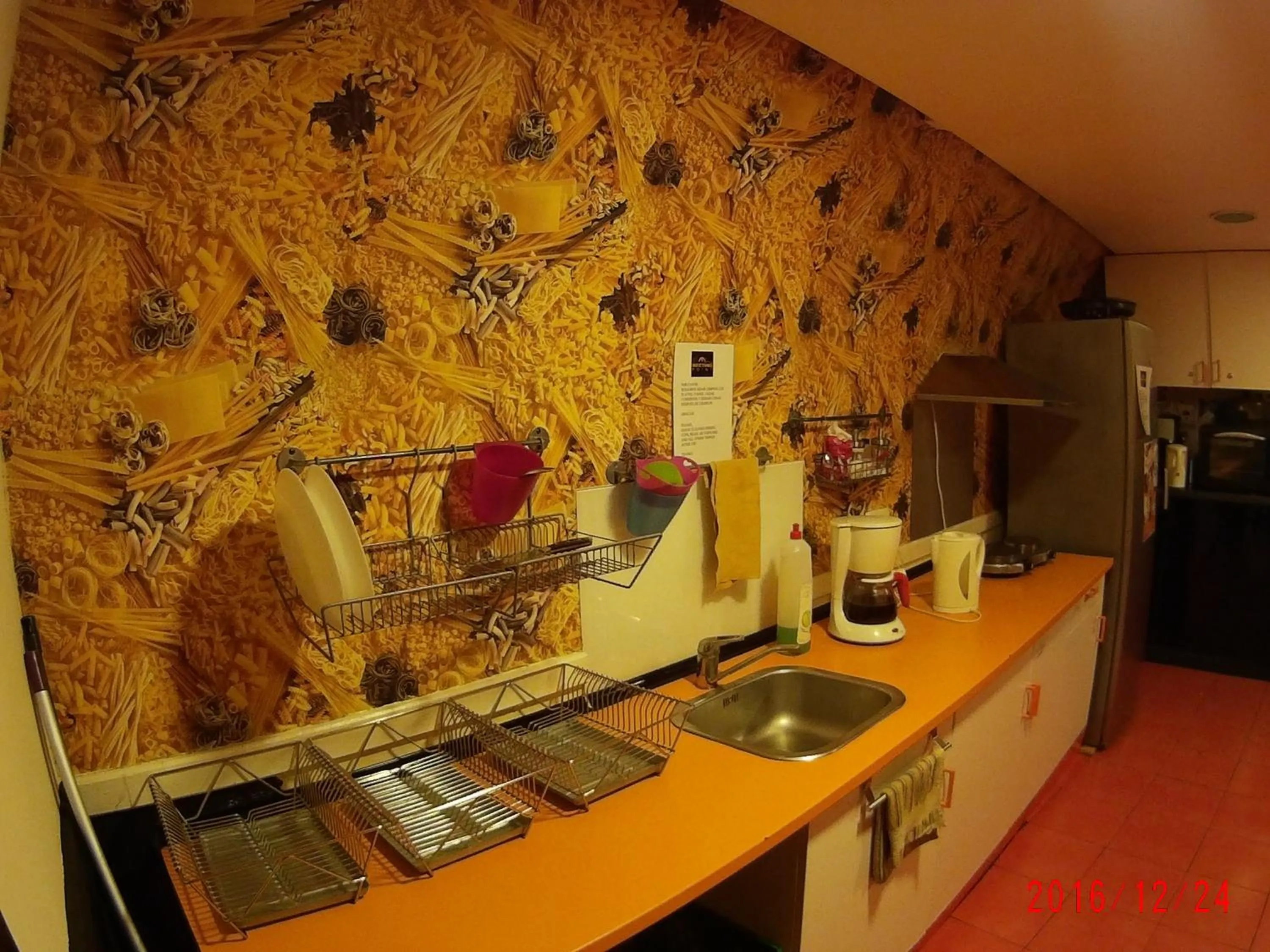 Communal kitchen in Hostels Meetingpoint