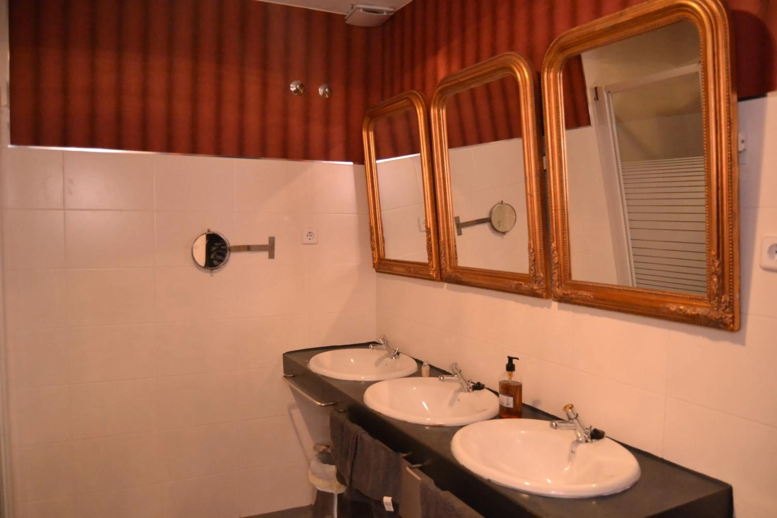 Bathroom in Hostels Meetingpoint