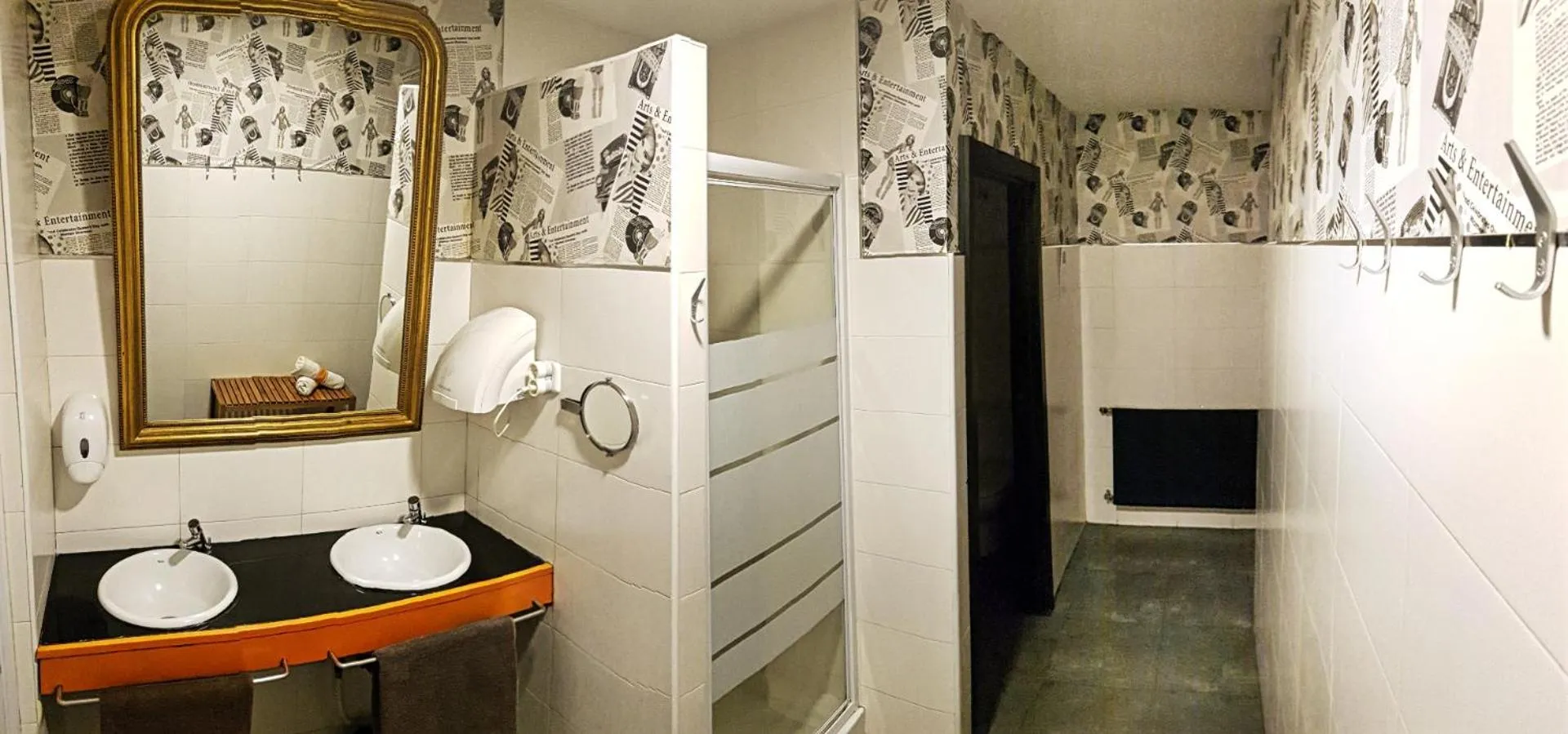 Shower in Hostels Meetingpoint