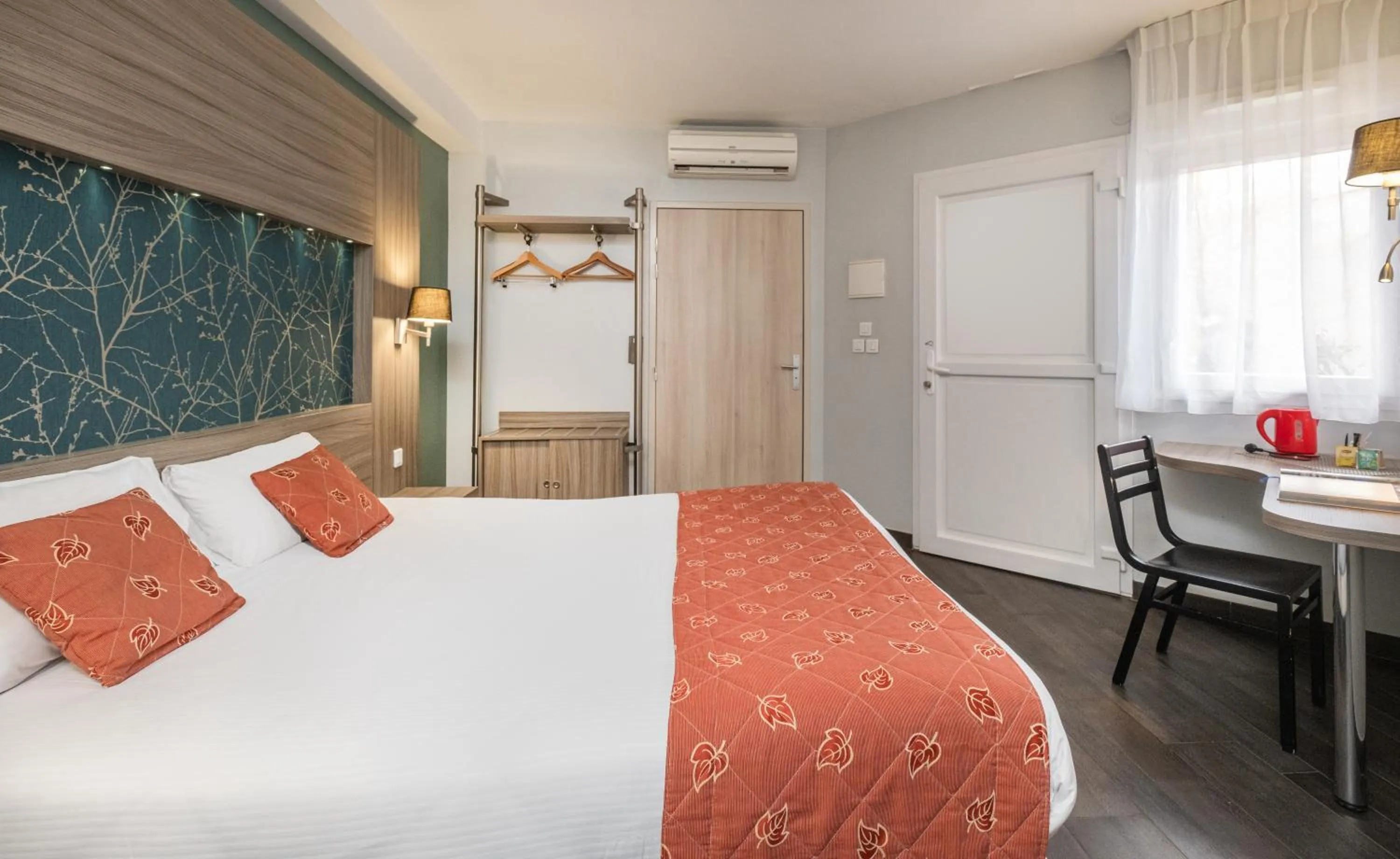 Bed in Charme Hôtel, Montbéliard Sud