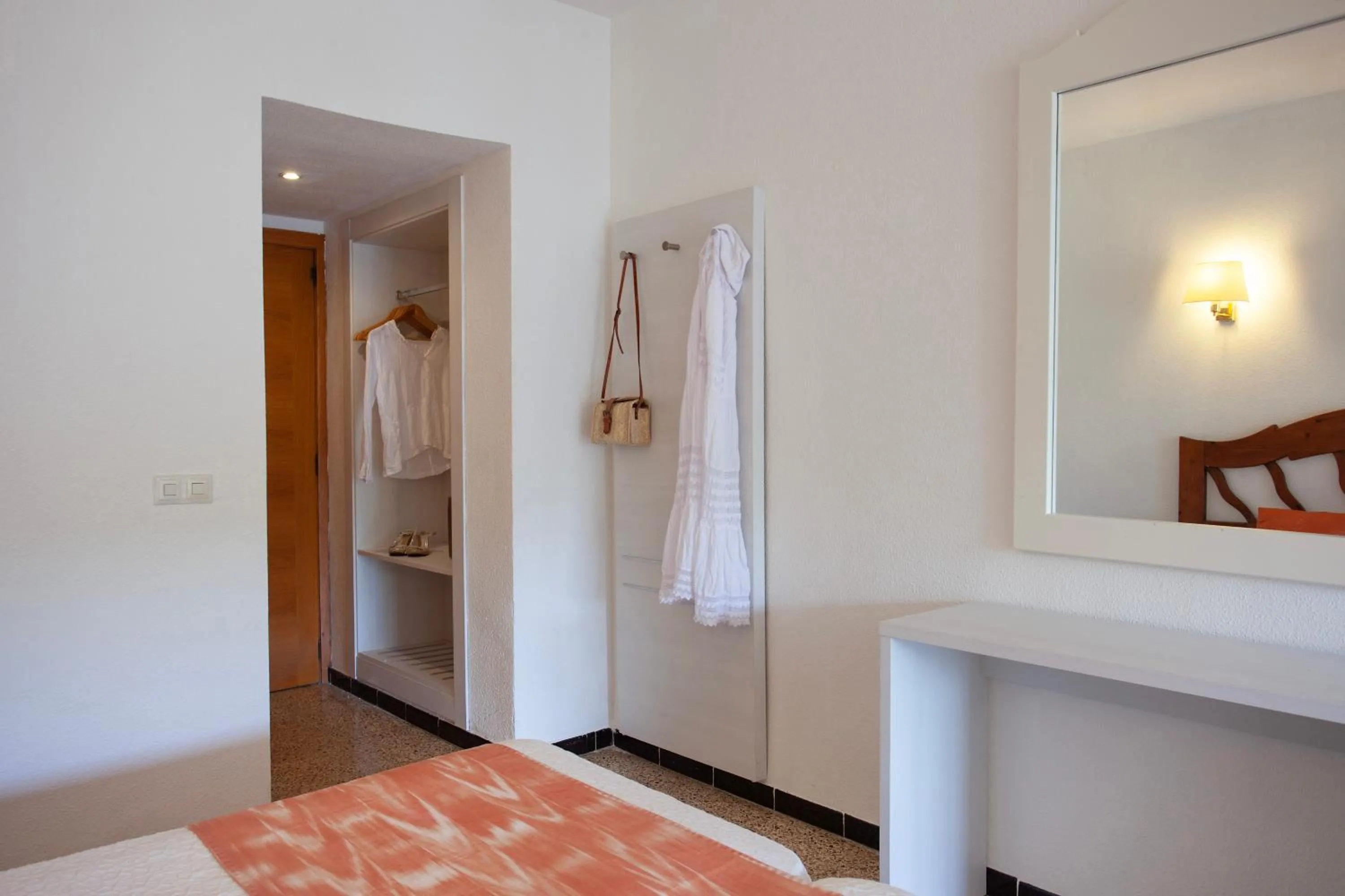 wardrobe, Bed in BJ Playamar Hotel & Apartamentos