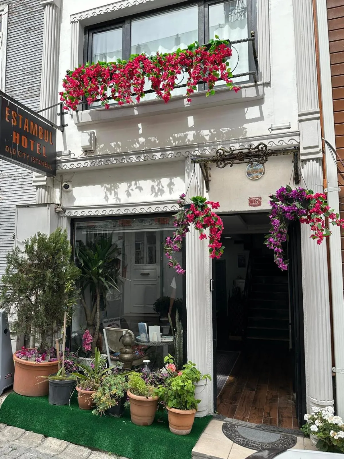 Property building in Hotel Estambul