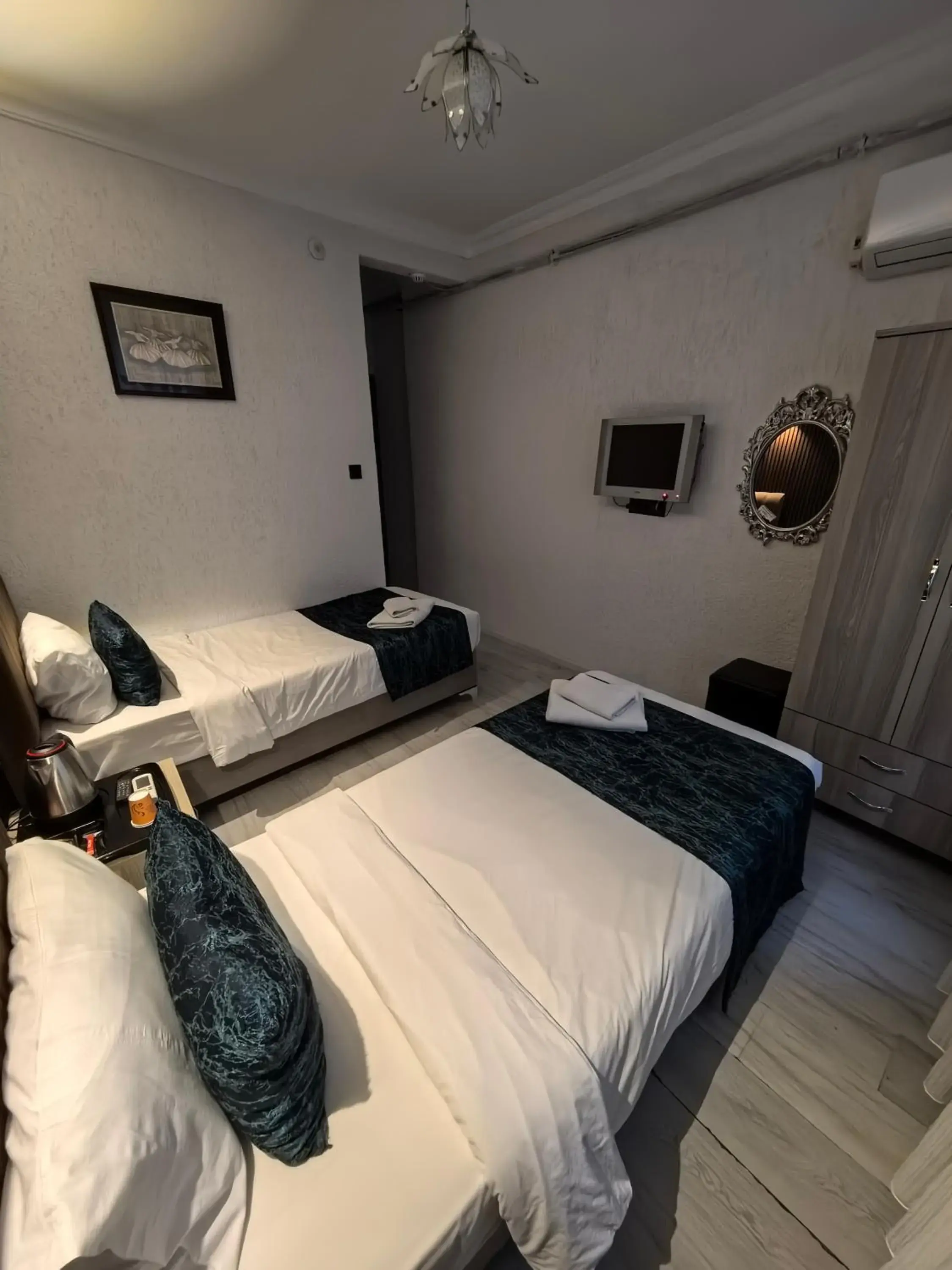 Budget Twin Room in Hotel Estambul Budget Twin Room in Hotel Estambul
