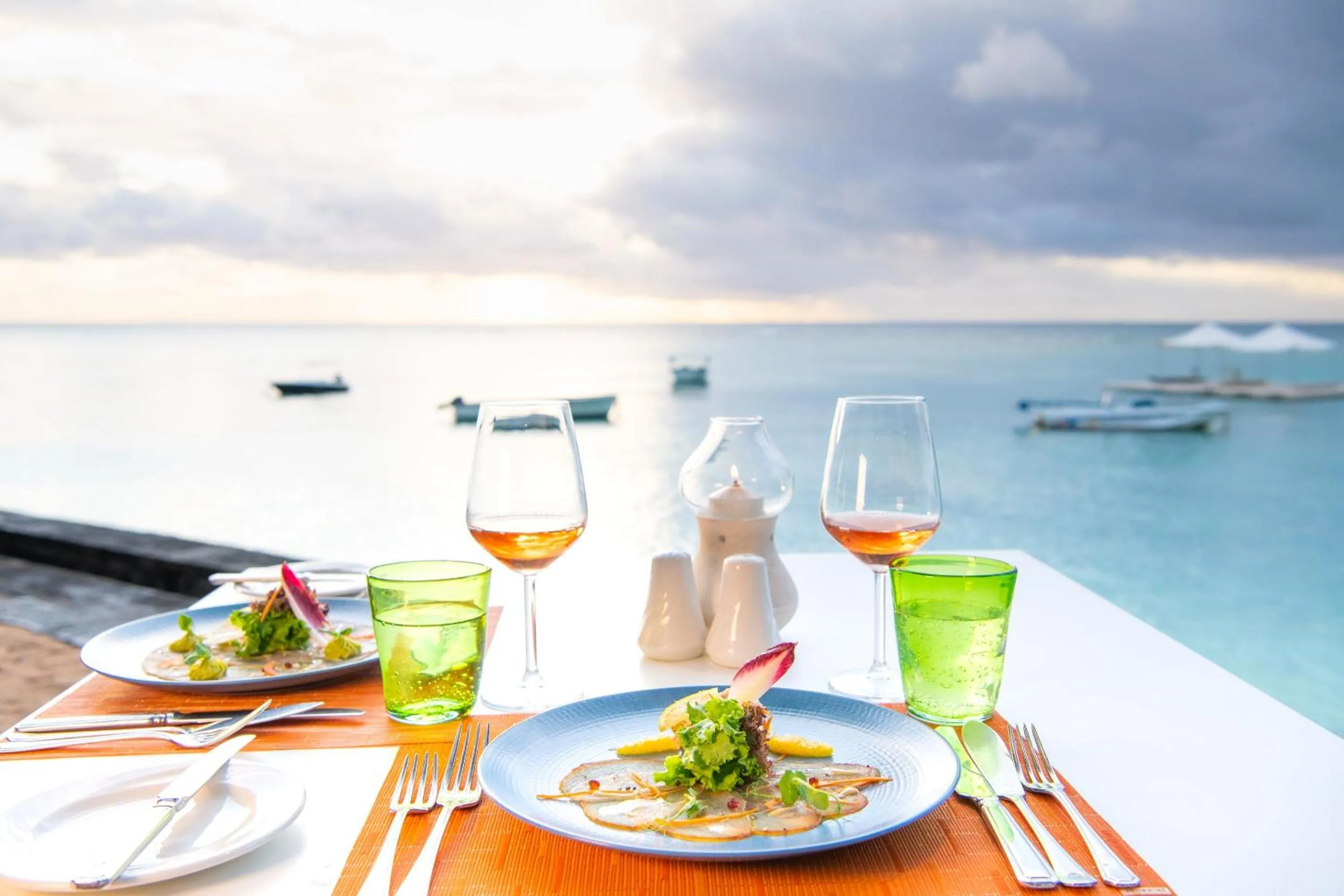 Restaurant/places to eat in Victoria Beachcomber Resort & Spa