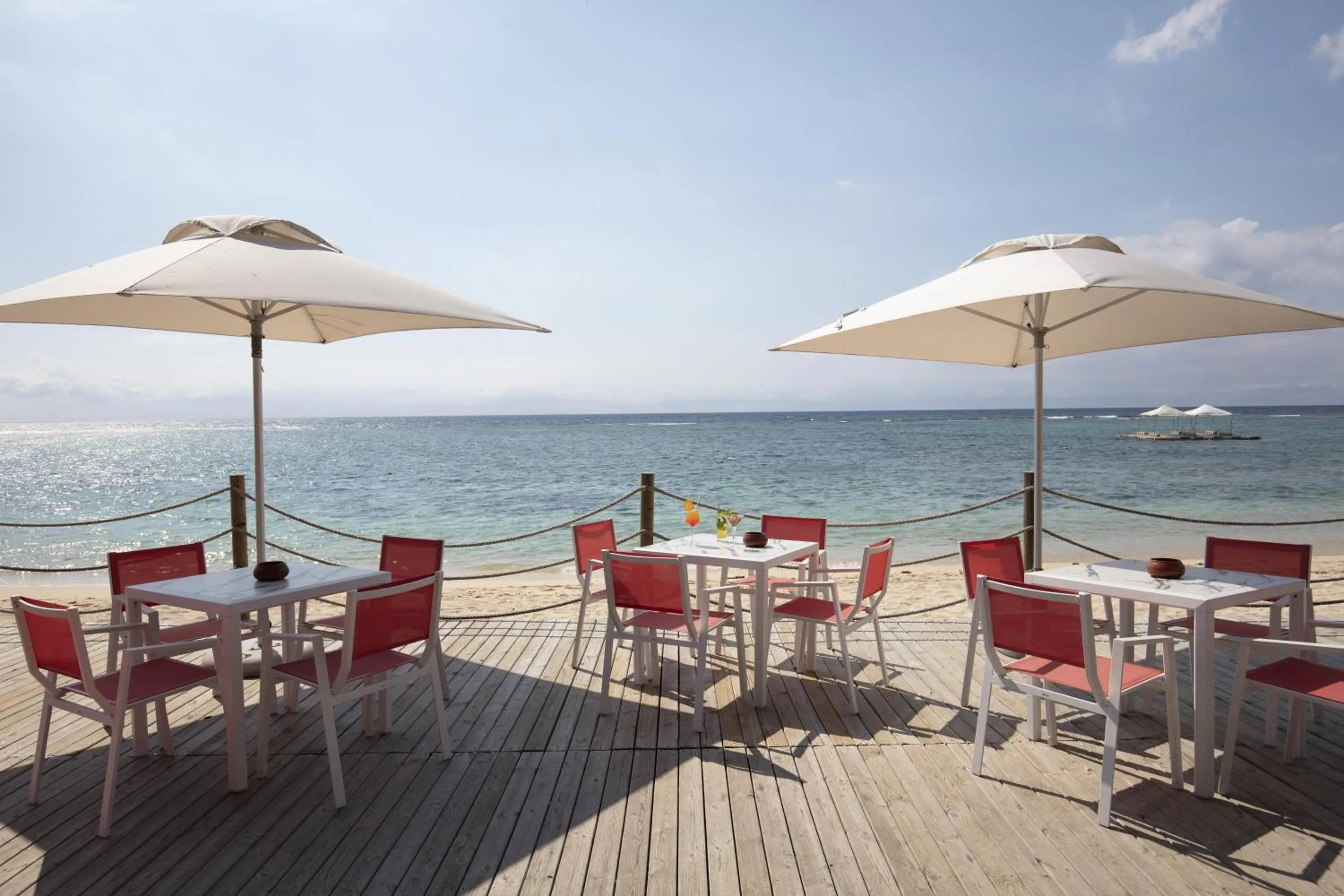 Lounge or bar in Victoria Beachcomber Resort & Spa