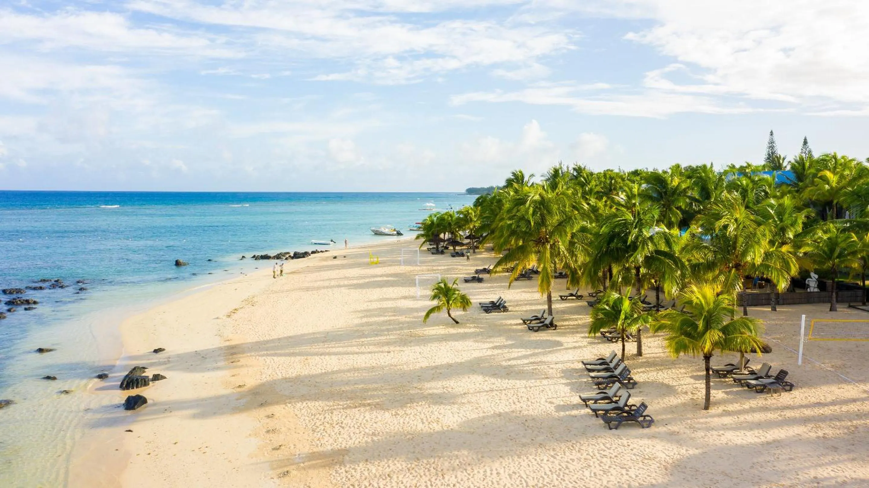 Beach in Victoria Beachcomber Resort & Spa