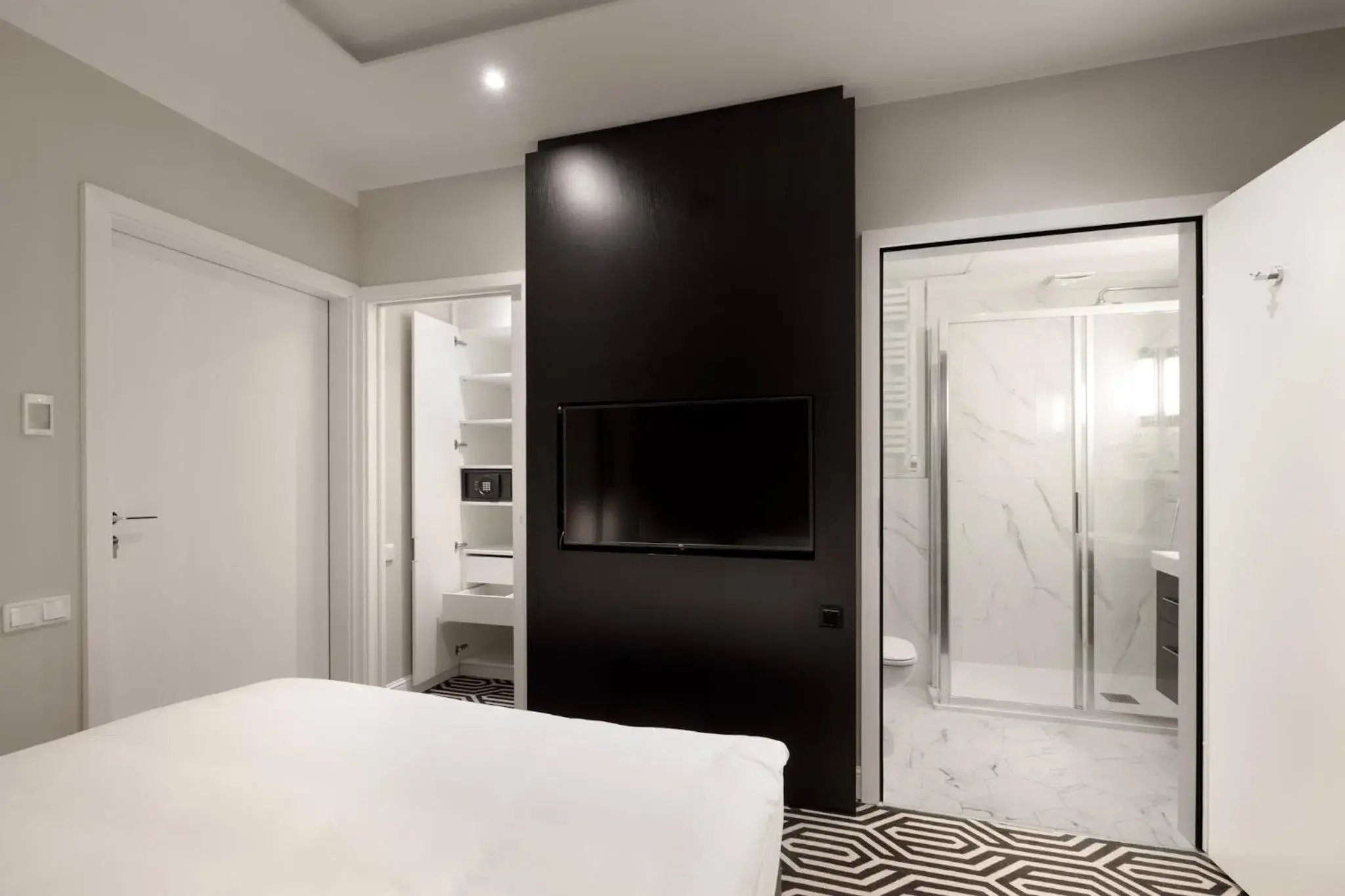 Shower, Bed in Baltic Park Fort by Zdrojowa Shower, Bed in Baltic Park Fort by Zdrojowa