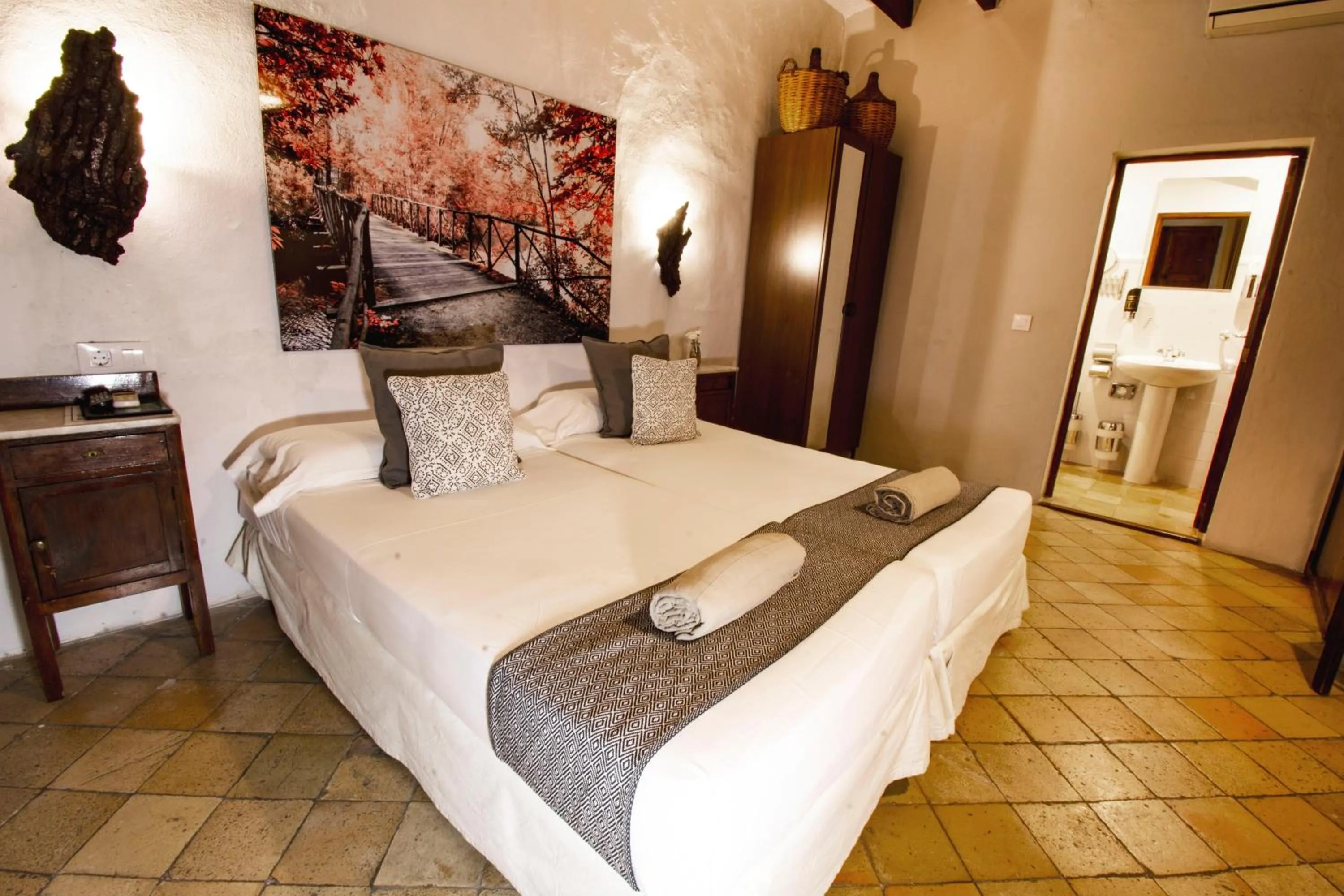 Photo of the whole room, Bed in S´Hostal d´Esporles