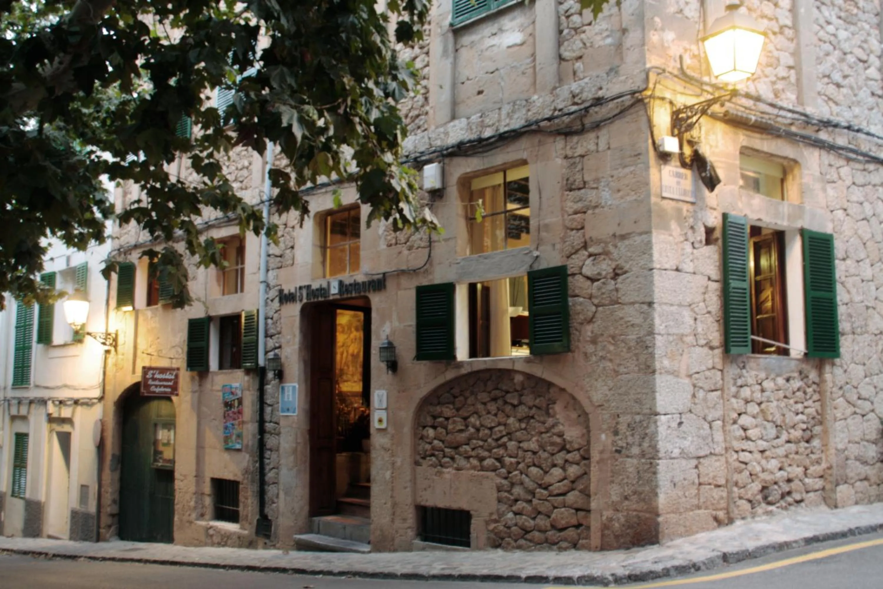 Facade/entrance in S´Hostal d´Esporles