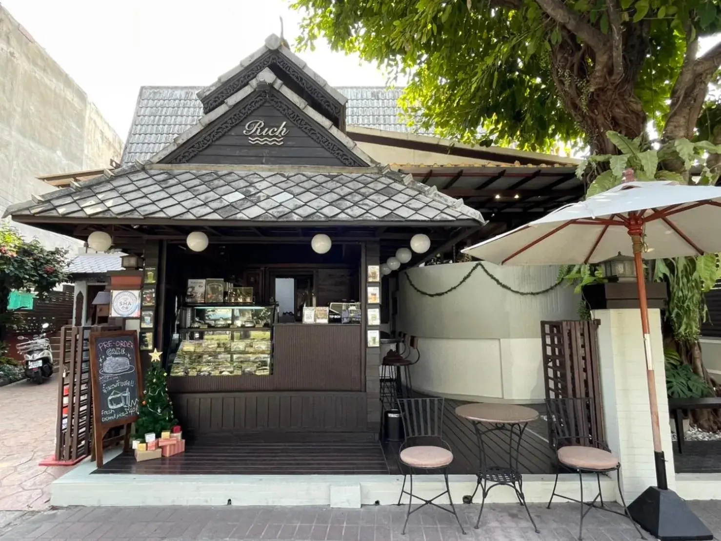 Facade/entrance in Rich Lanna House Facade/entrance in Rich Lanna House